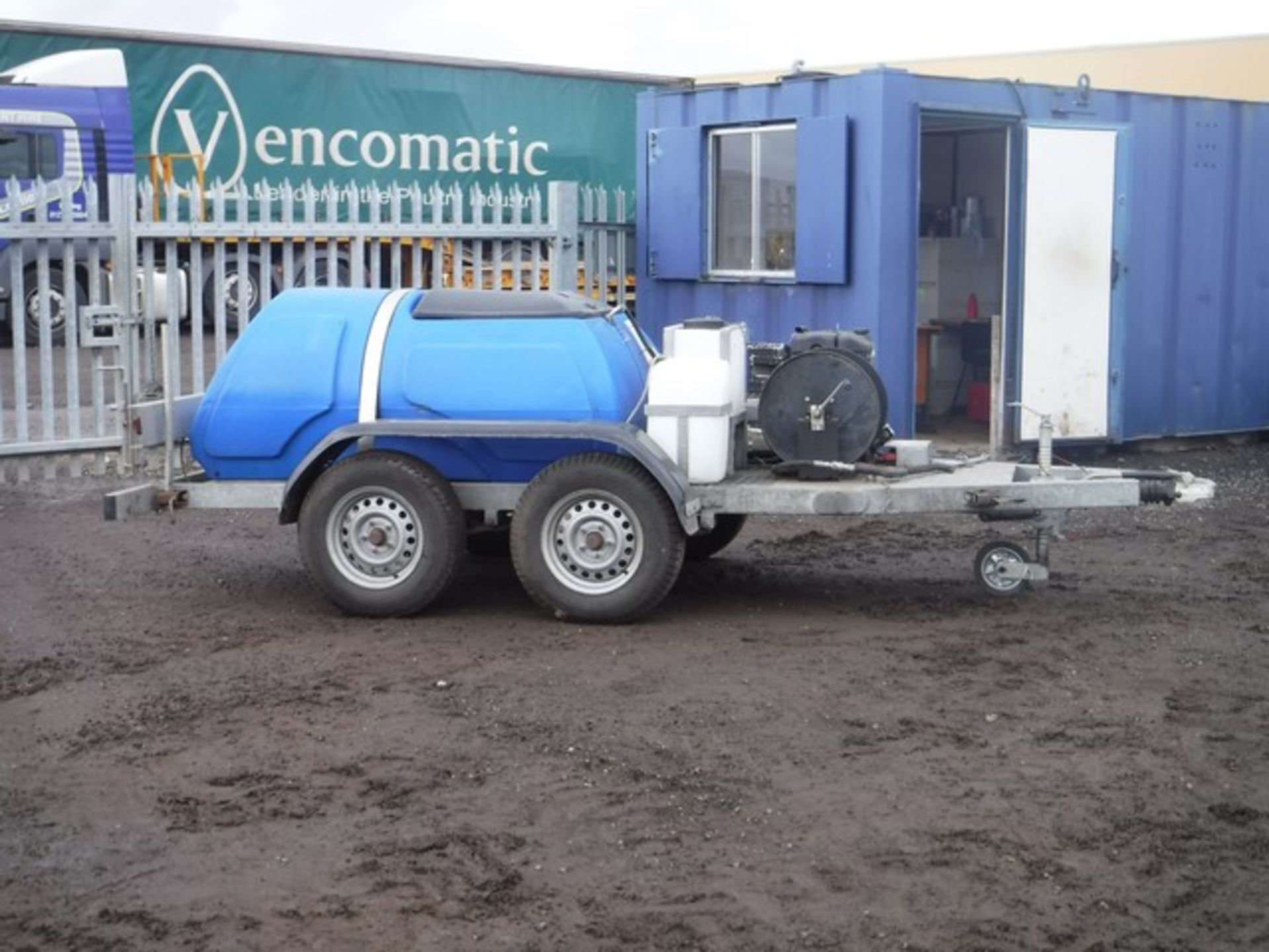 RHINOWASH 2012 POWER WASHER AND BOWSER 1000L ON TWIN WHEEL TRAILER AND DIESEL ENGINE - Image 2 of 7