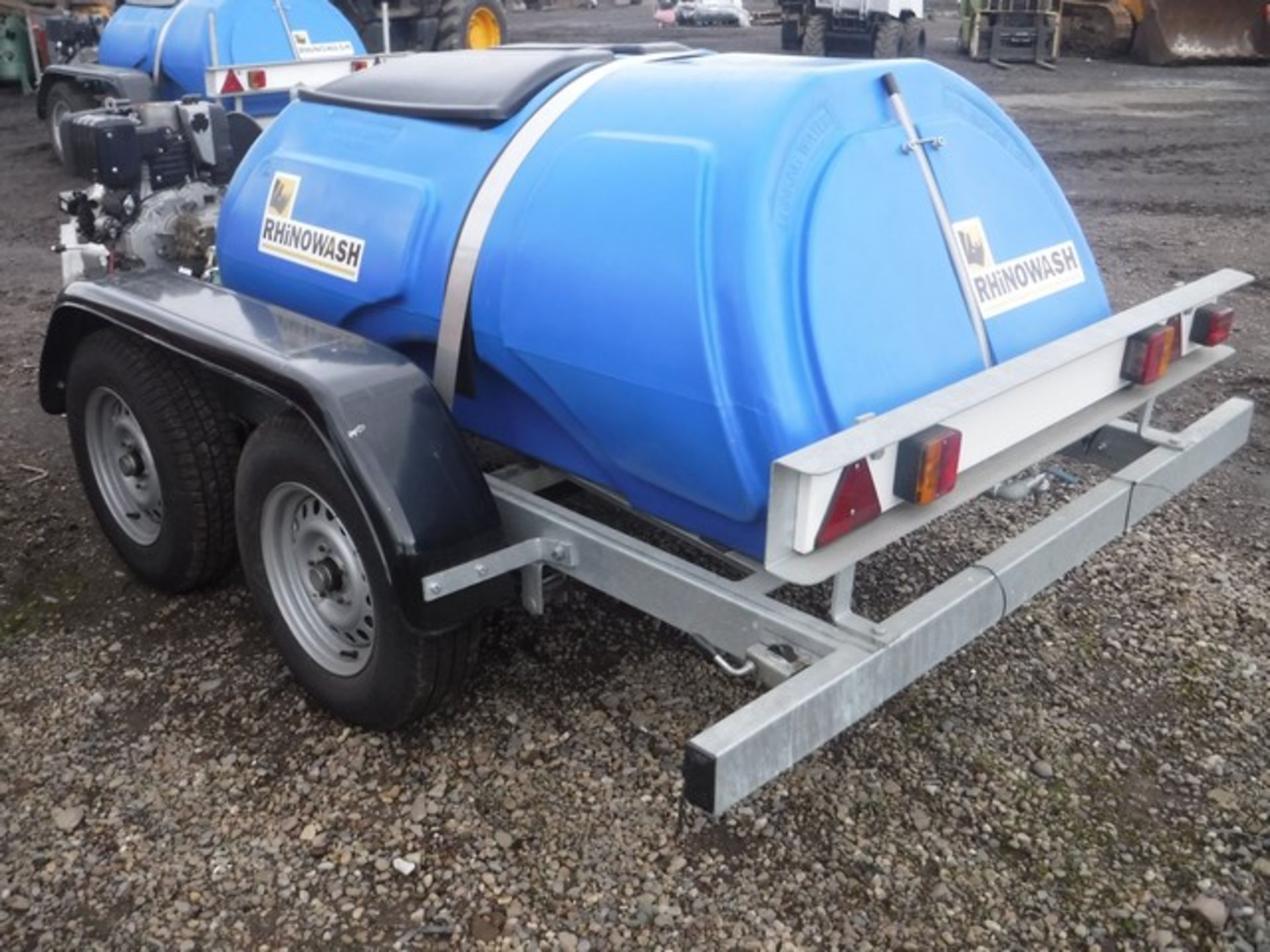 RHINOWASH 2012 POWER WASHER AND BOWSER 1000L ON TWIN WHEEL TRAILER - Image 2 of 10