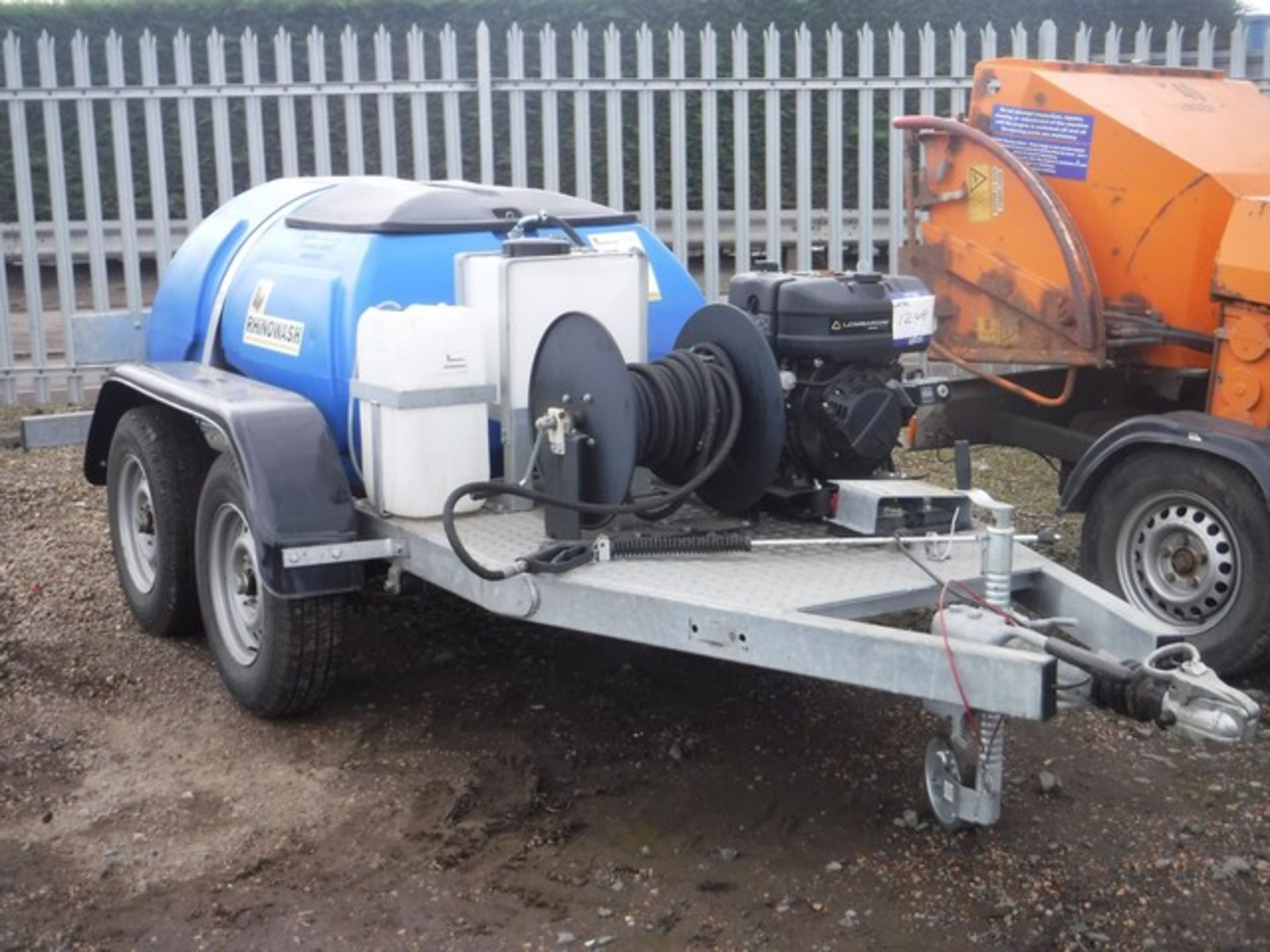 RHINOWASH 2012 POWER WASHER AND BOWSER 1000L ON TWIN WHEEL TRAILER