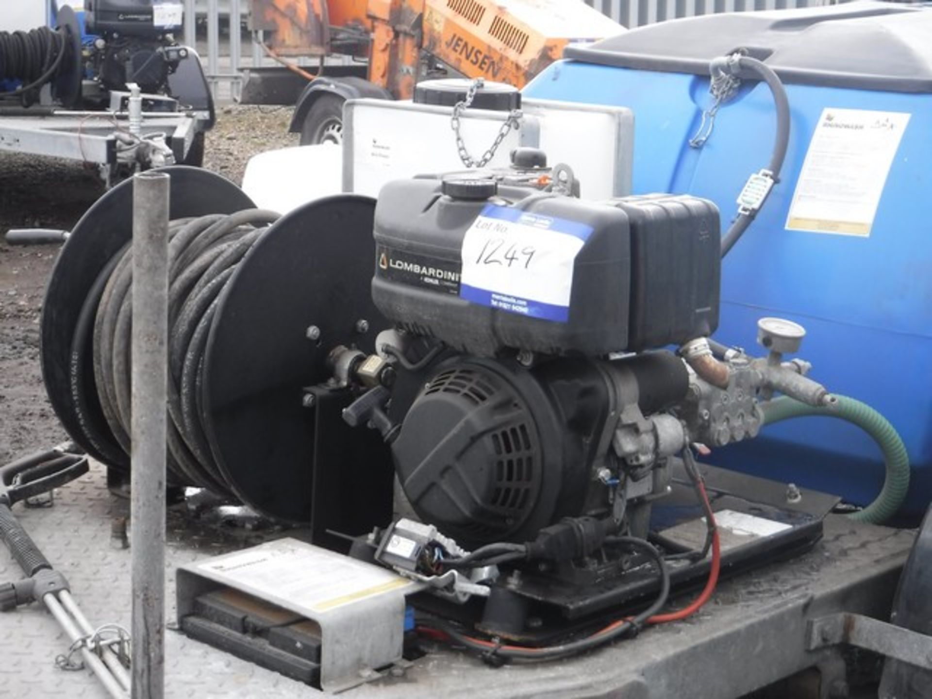 RHINOWASH 2012 POWER WASHER AND BOWSER 1000L ON TWIN WHEEL TRAILER AND DIESEL ENGINE - Image 4 of 7