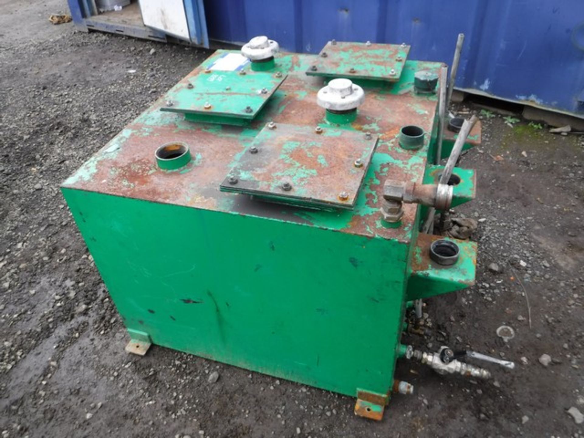 OIL TANK IN GREEN - Image 4 of 5