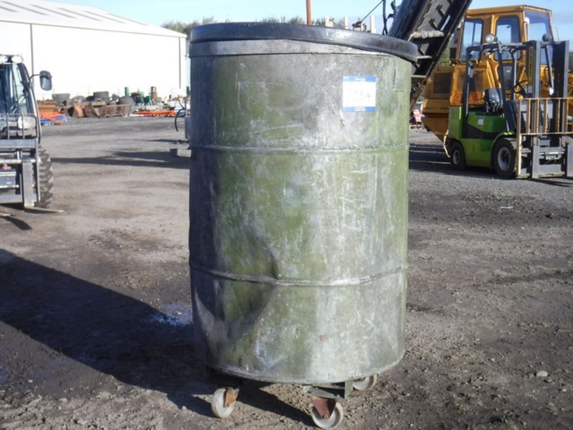 LARGE ROUND BIN ON WHEELS WITH LID