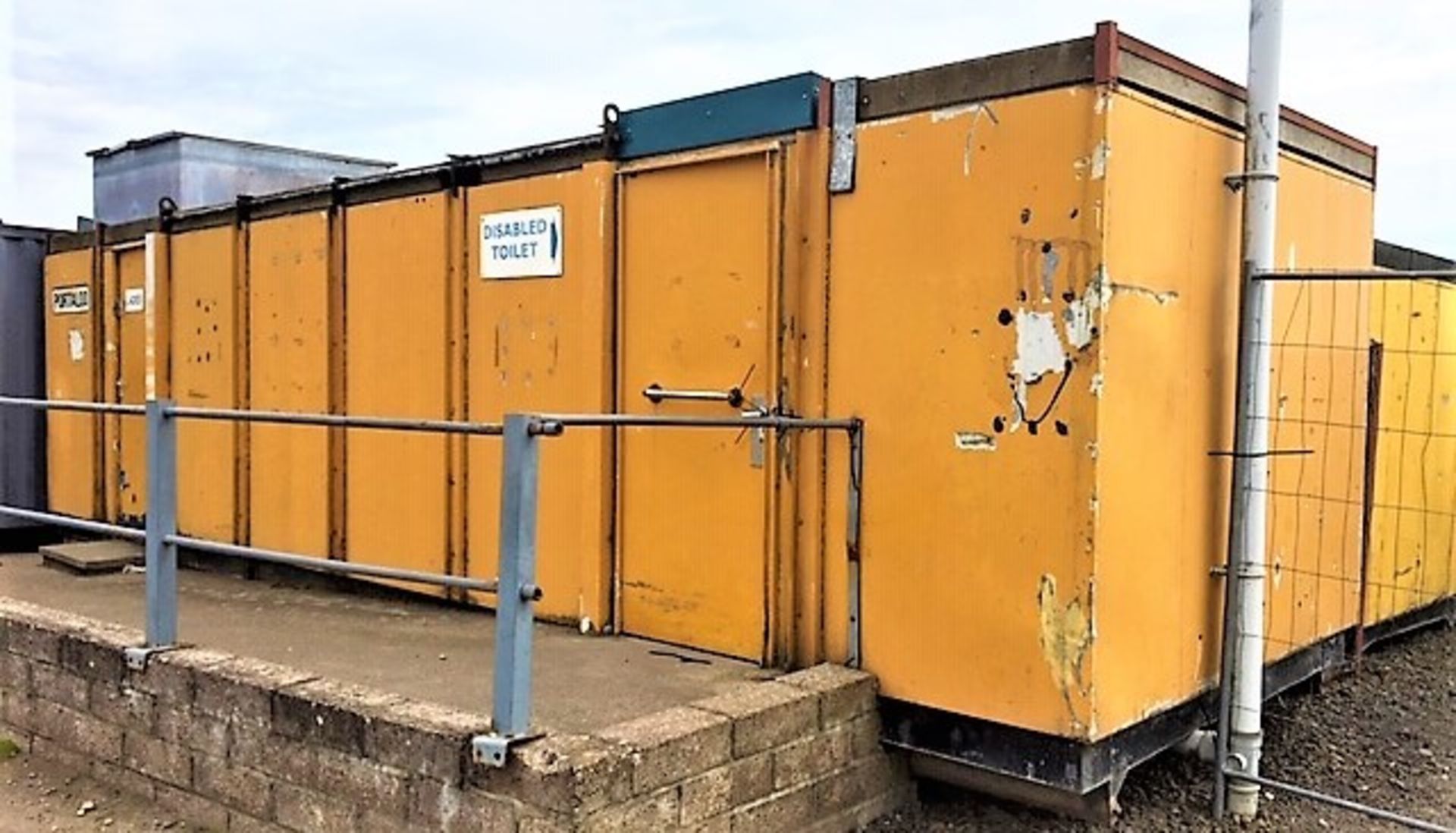 LADIES TOILET BLOCK 30x9 STEEL CHASSIS AND HEAVY DUTY JACKLEGS C/W - 8 x WC CUBICLES, 4 x WASH BASI - Image 6 of 13