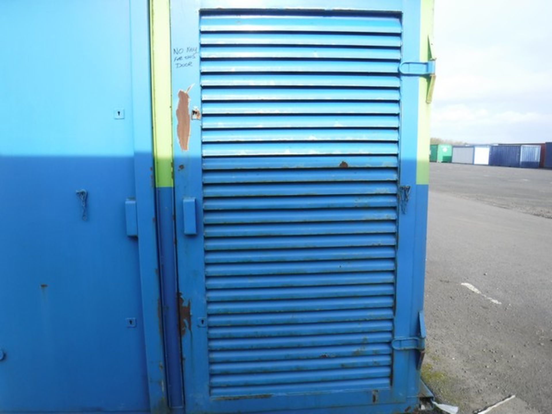 ANTI VANDAL UNIT 24 x 10FT C/W OFFICE, CANTEEN, END TOILET AND STORE **NO KEY FOR STORE** - Image 7 of 8