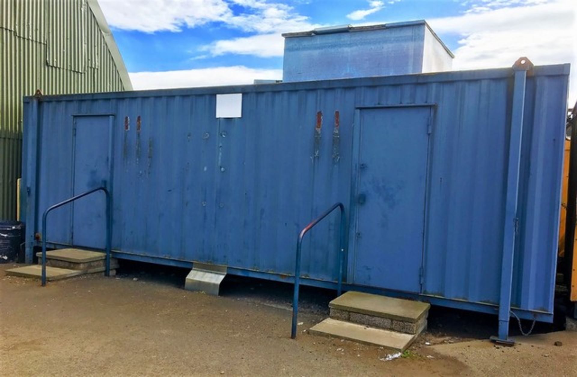 LADIES ANTI VANDAL TOILET BLOCK 26x10 STEEL CHASSIS AND HEAVY DUTY JACKLEGS C/W - 10 x WC CUBICLES,