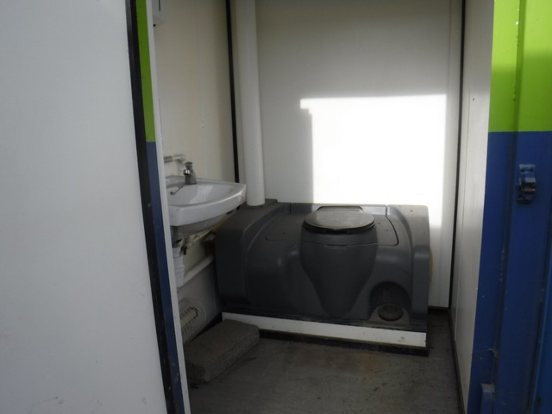 ANTI VANDAL UNIT 24 x 10FT C/W OFFICE, CANTEEN, END TOILET AND STORE **NO KEY FOR STORE** - Image 4 of 8