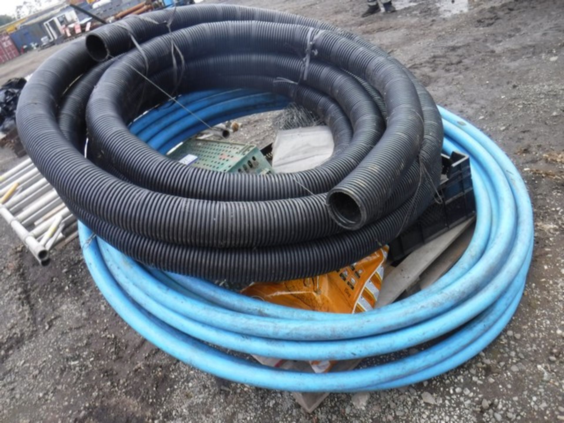 MISC PALLET - RAZAR WIRE x3 ROLLS, SCAFFOLDING WHEELS, PIPE COUPLINGS AND PLASTIC PIPING x2 ROLLS - Image 4 of 6