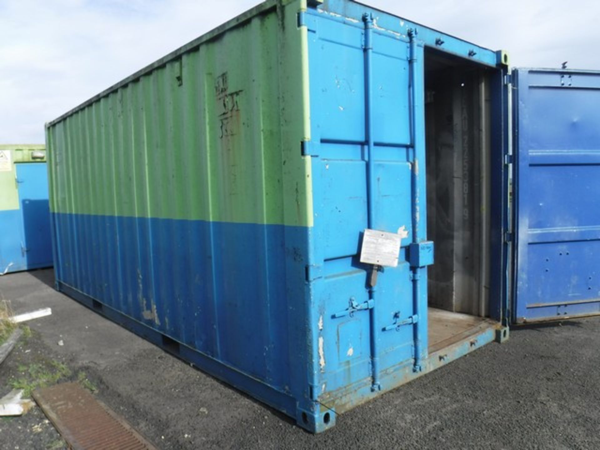 SHIPPING CONTAINER 20FT C/W RACKING **NO KEYS** - Image 4 of 4