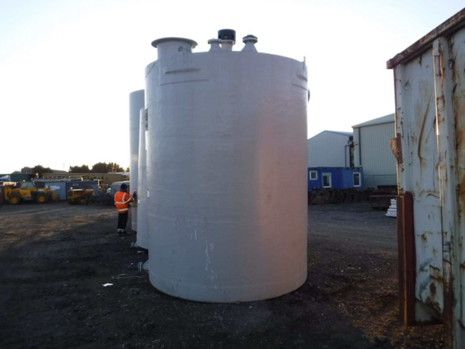 FIBERGLASS TANK 1200LTR -- 1993 - Image 2 of 4