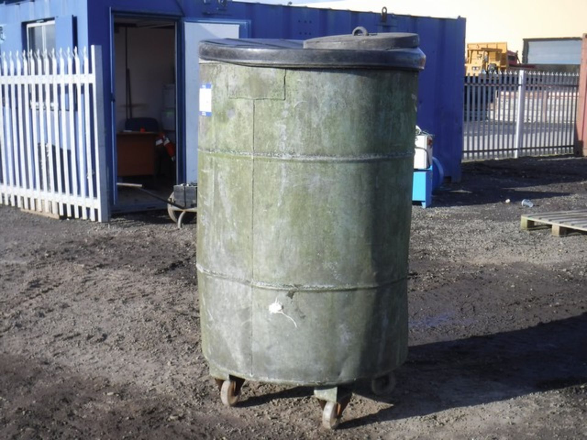 LARGE ROUND BIN ON WHEELS WITH LID - Image 2 of 4