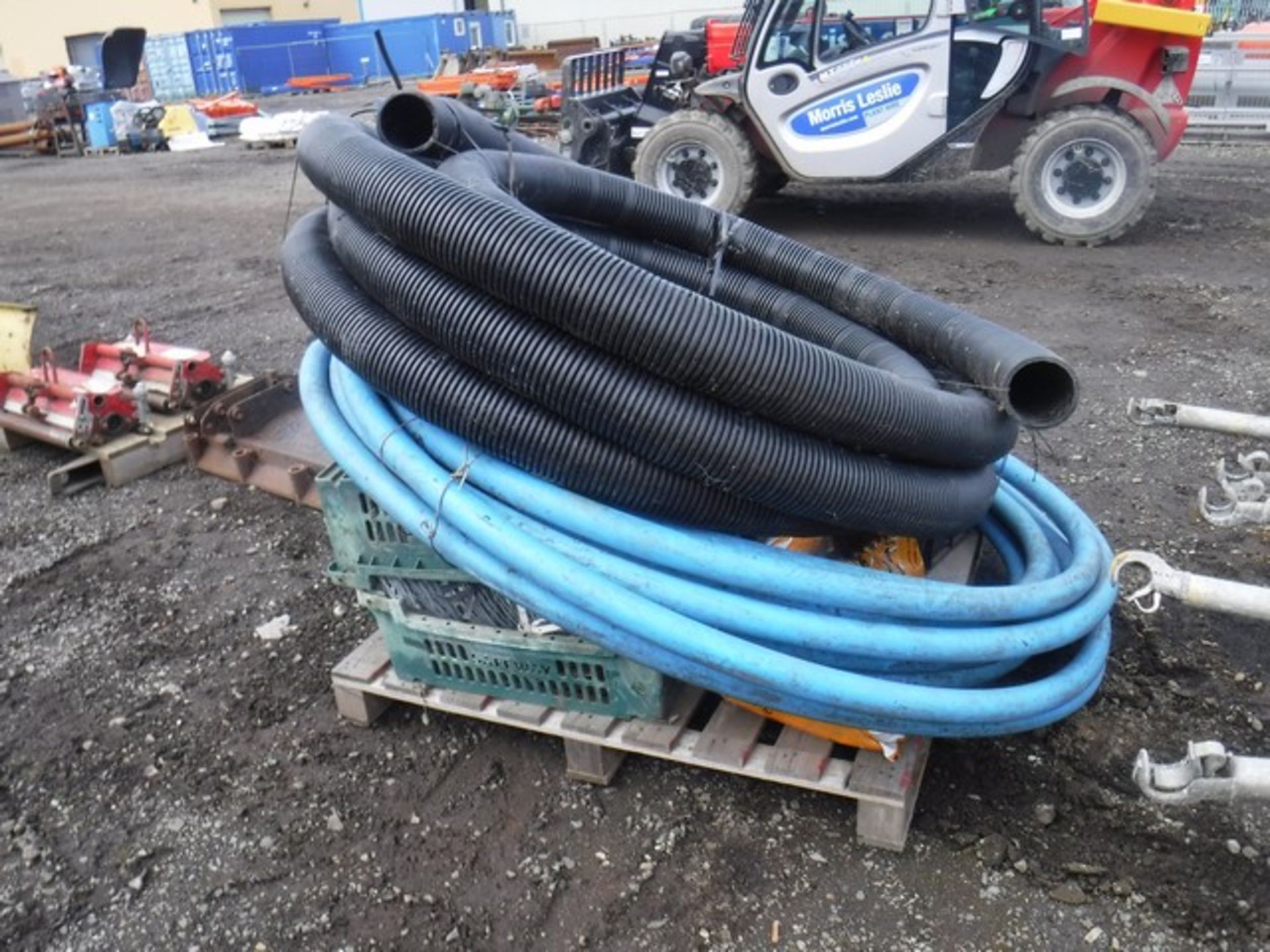 MISC PALLET - RAZAR WIRE x3 ROLLS, SCAFFOLDING WHEELS, PIPE COUPLINGS AND PLASTIC PIPING x2 ROLLS - Image 6 of 6