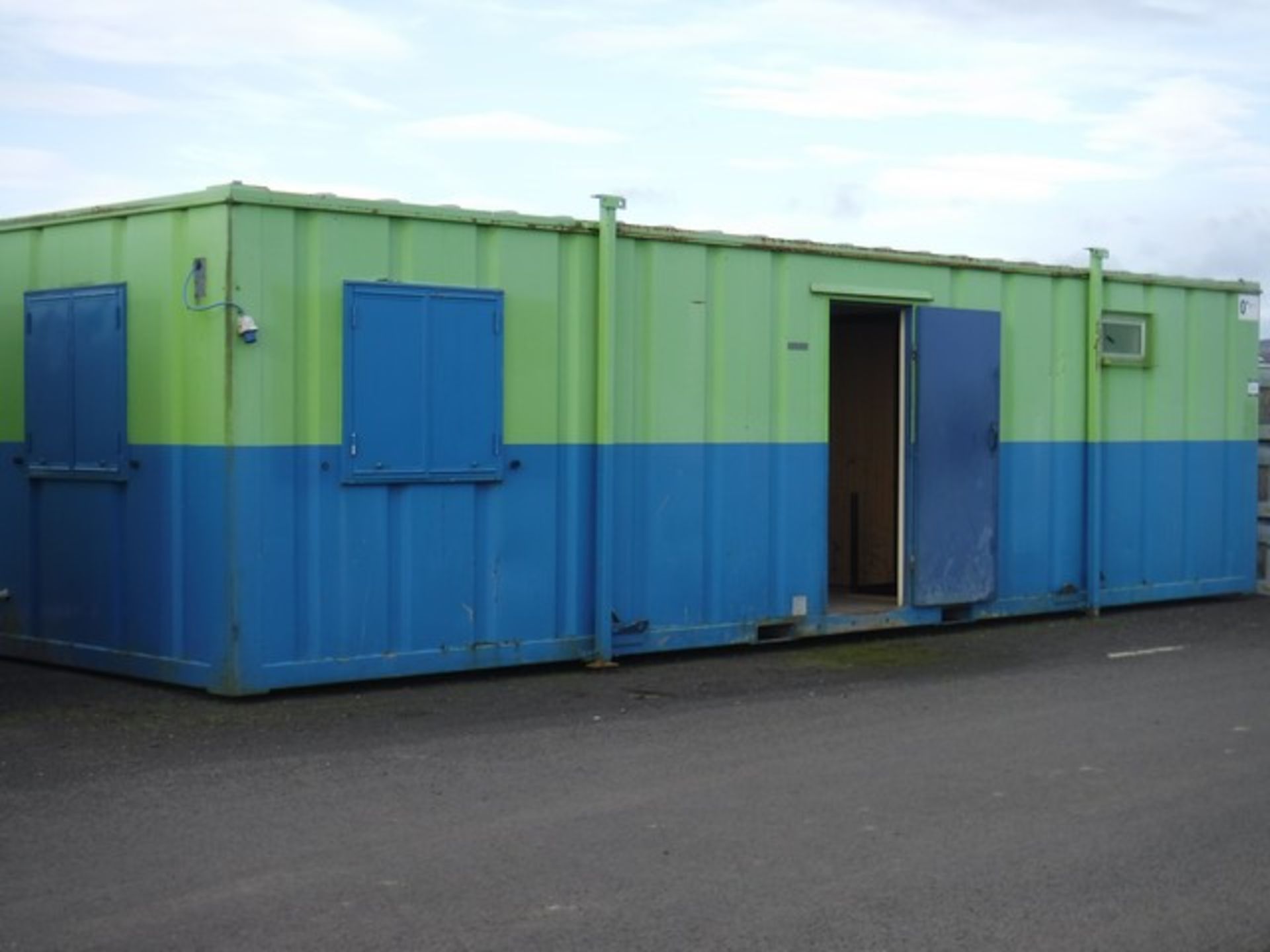 INTEGRA 2011 32x10FT ANTI VANDAL UNIT C/W ELECTRIC HOOK UP, CANTEEN, DRYING ROOM AND END TOILET **N - Image 2 of 11