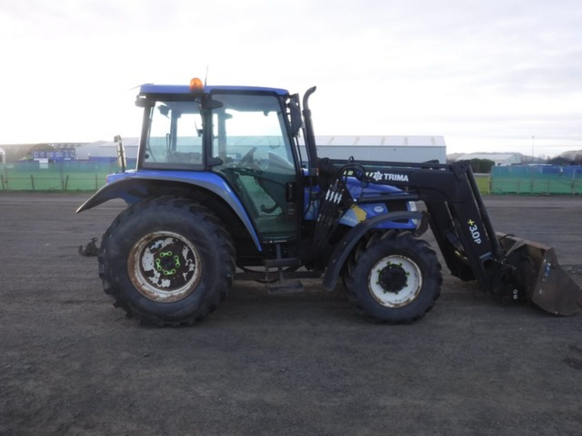 2007 NEW HOLLAND TL90A tractor and Trima 3.op loader. 8116 hrs (not verified) - Image 3 of 9