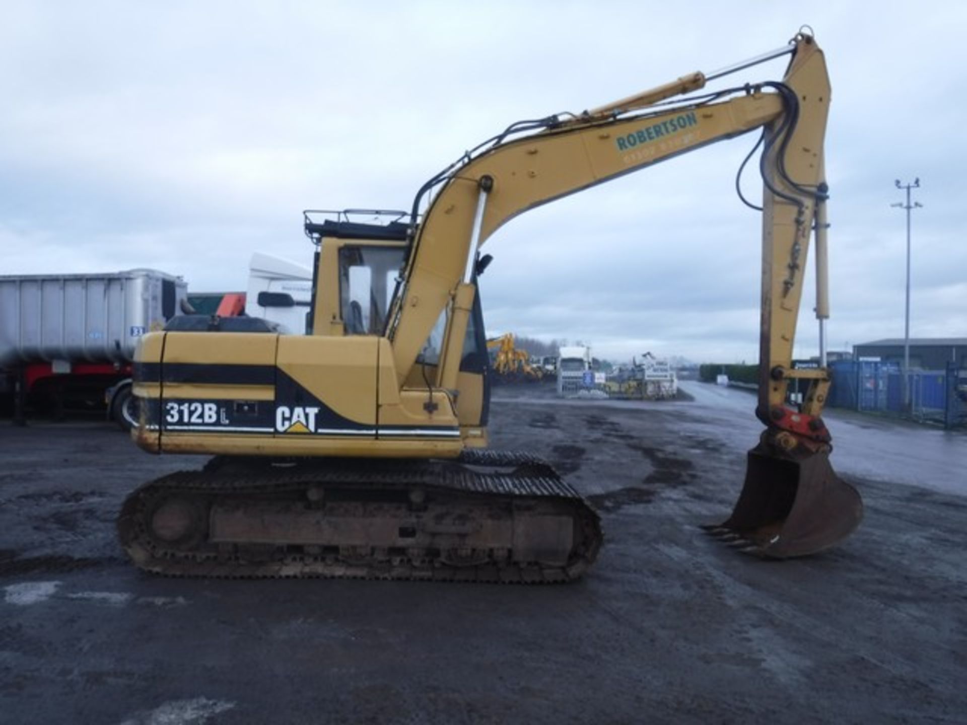 CAT 312BL excavator c/w 1.2m bucket, 700mm pads, chains & sprockets, piped, hyd. q/hitch - Image 2 of 8