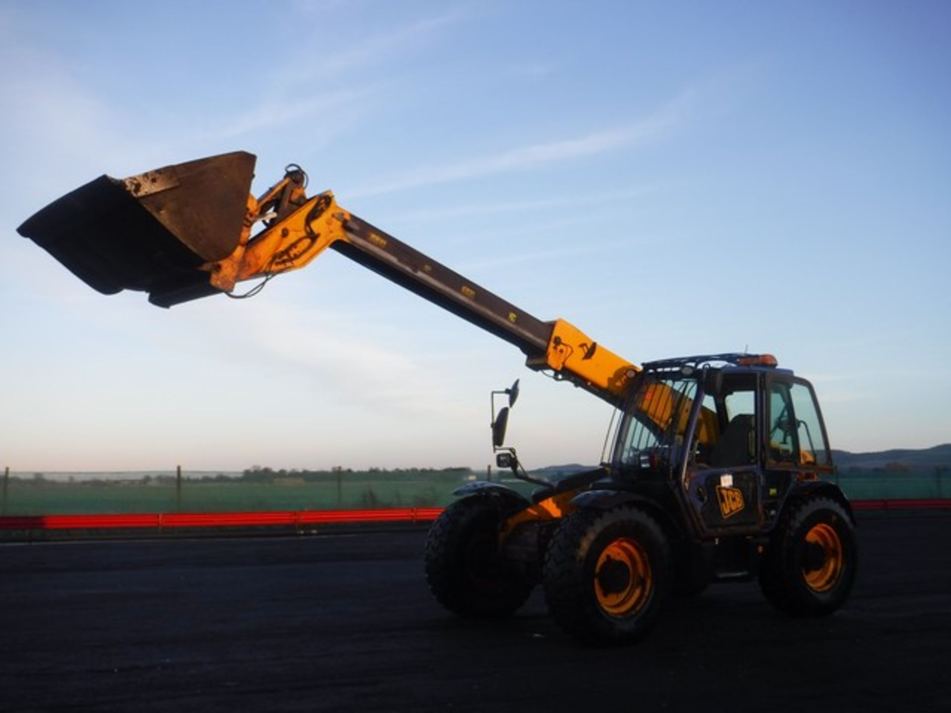 JCB 531-70 c/w front bucket. 7676 hrs (not verified) REG - SP60CXW