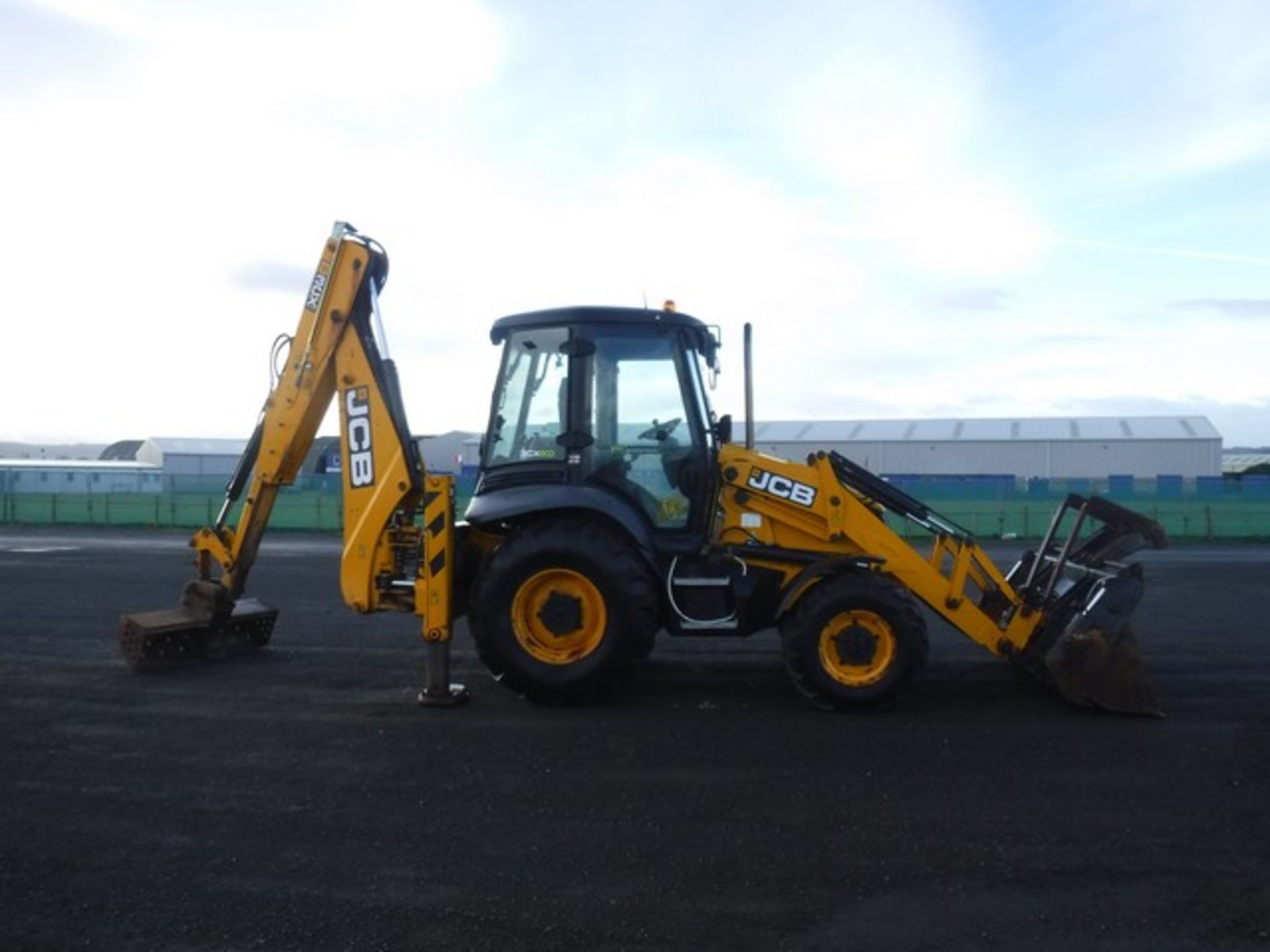 2011 JCB 3CX c/w bucket - Reg No SF61 CFN. 2934 hrs (not verified). - Image 3 of 11