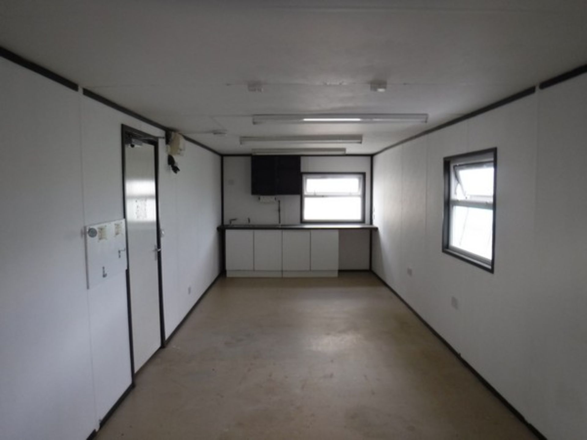 32' x 10' JACKLEG canteen cabin - Image 5 of 7