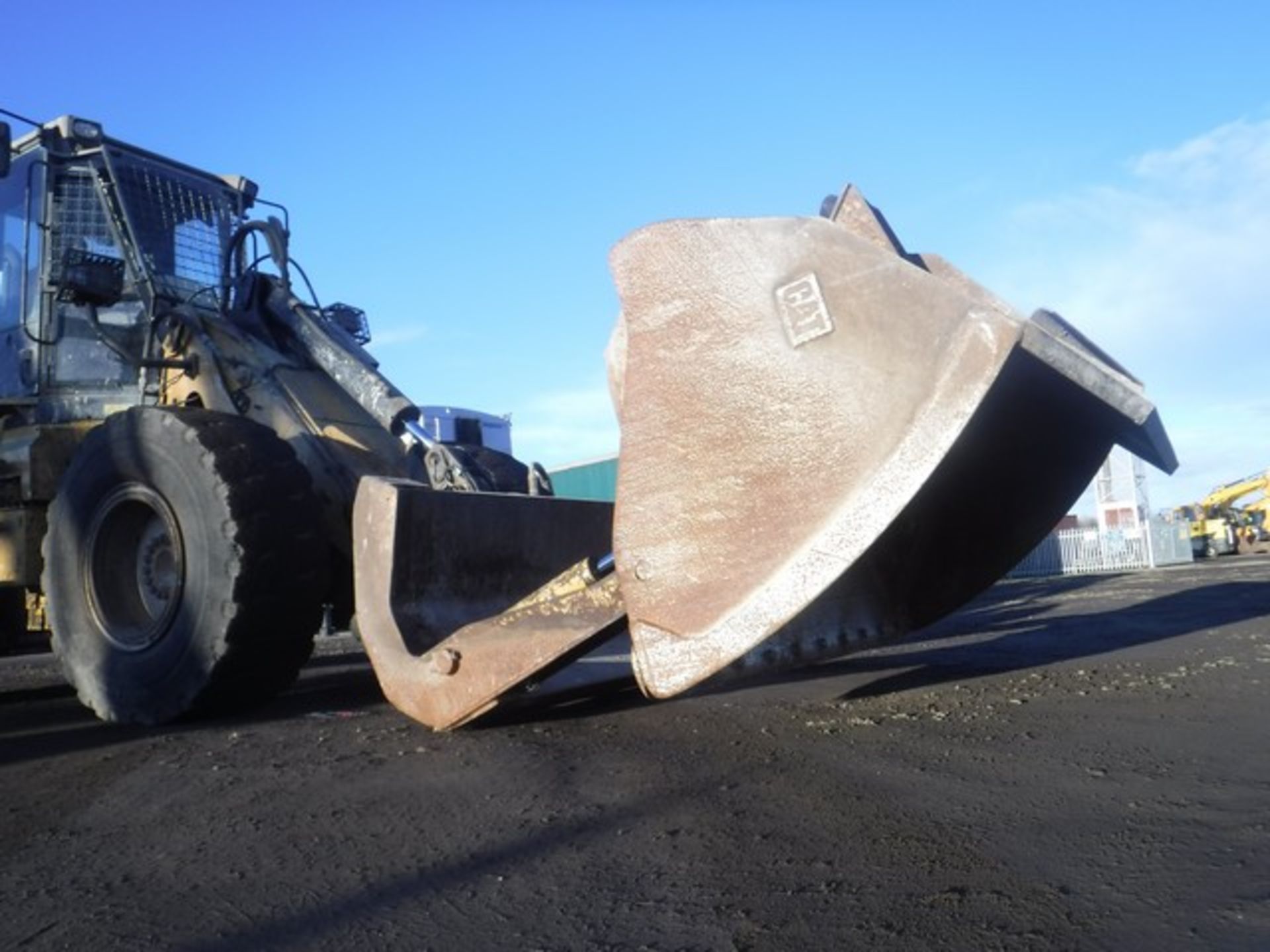 2008 CAT 930H loading shovel 21,474 hrs sold complete with hi tip bucket and window guards S/N CAT09 - Image 7 of 13