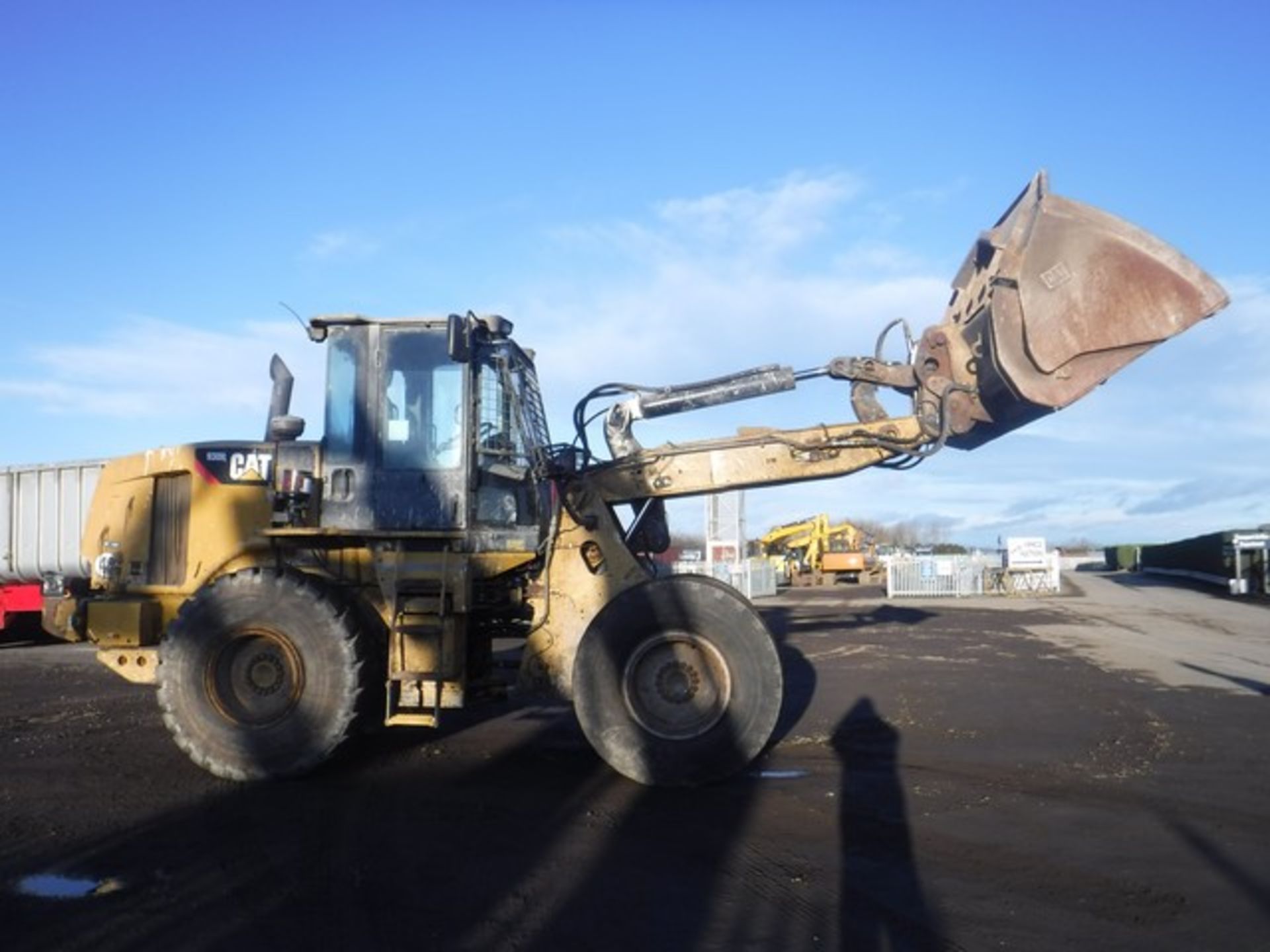 2008 CAT 930H loading shovel 21,474 hrs sold complete with hi tip bucket and window guards S/N CAT09 - Image 2 of 13