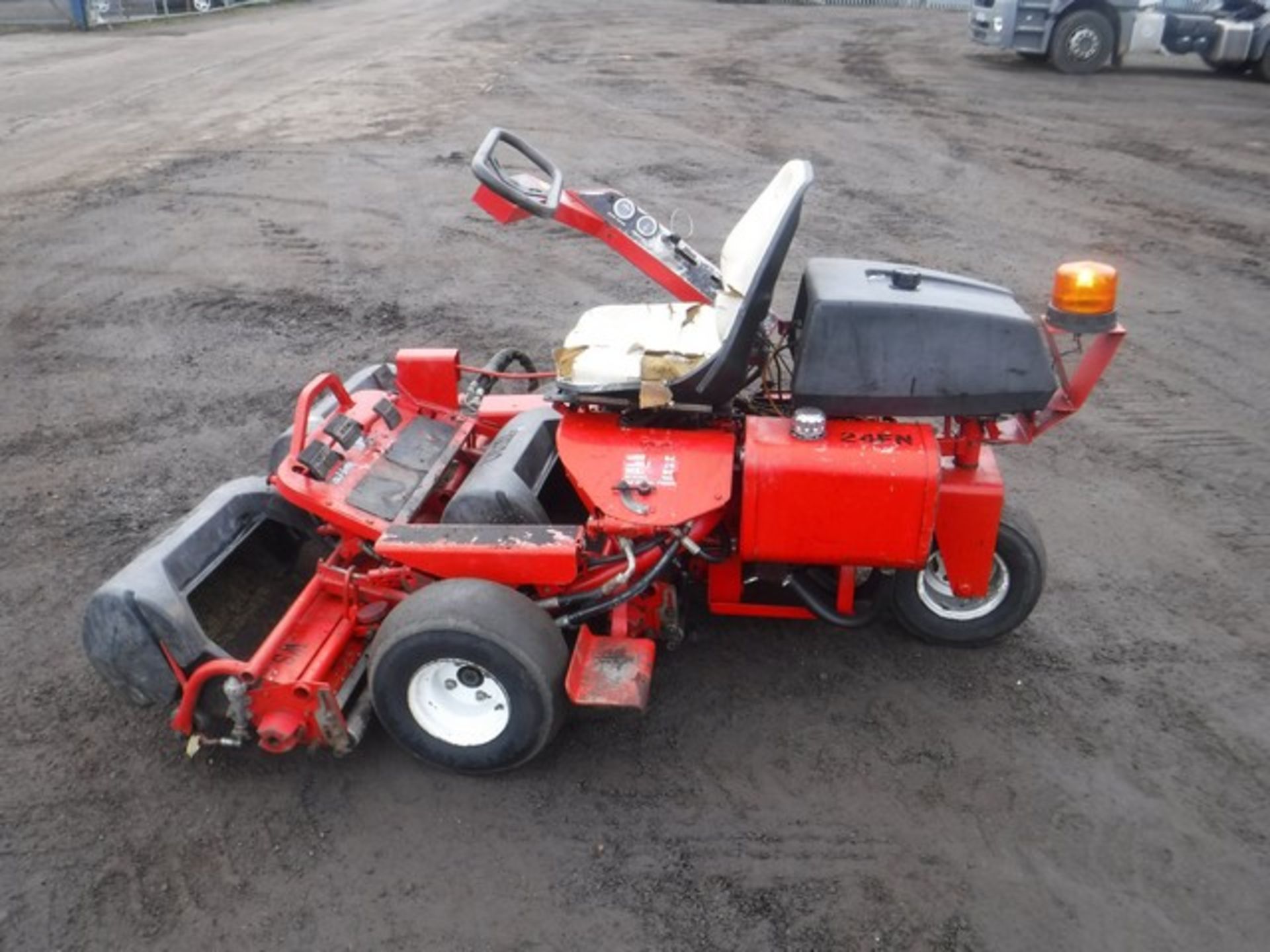 TORO triple petrol mower 4540hrs. Asset No 24FN - Bild 2 aus 7