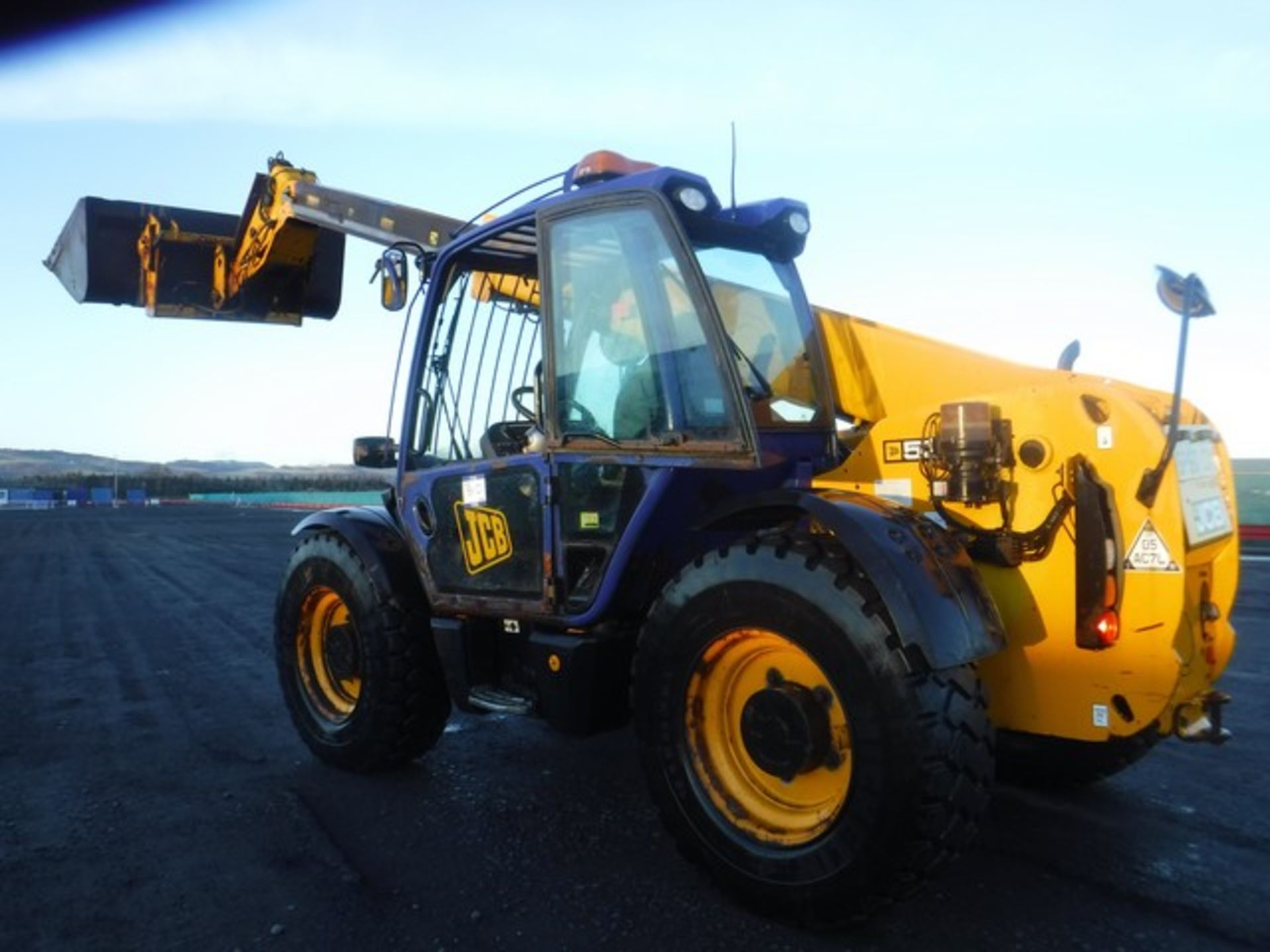 JCB 531-70 c/w front bucket. 7676 hrs (not verified) REG - SP60CXW - Bild 2 aus 9