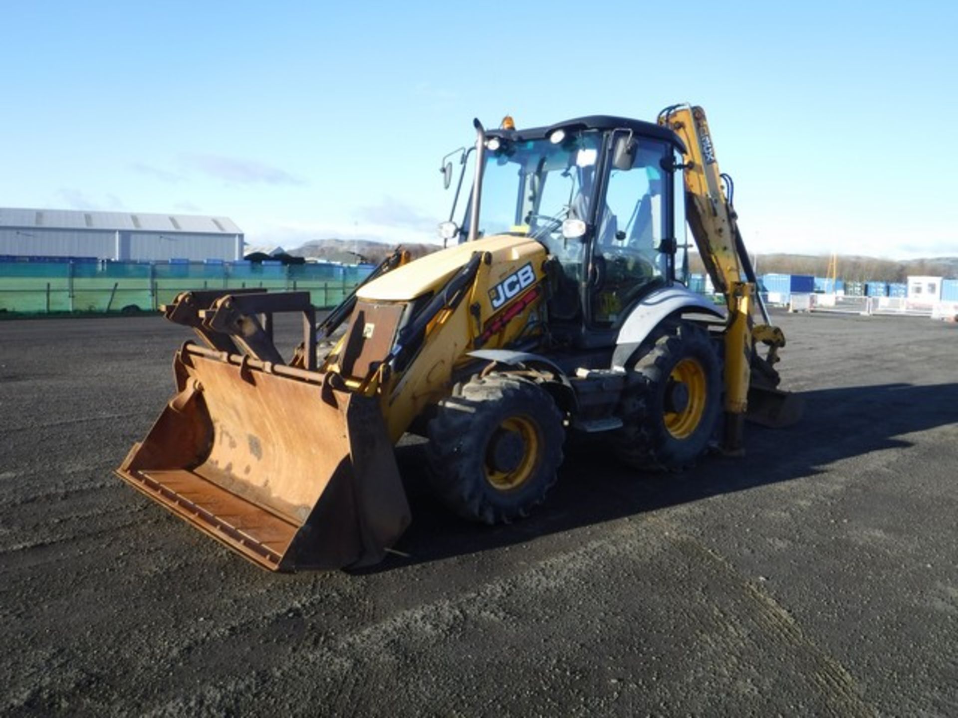 2012 JCB 3CX c/w bucket - Reg No SF61 CDV. 4052 hrs (not verified).