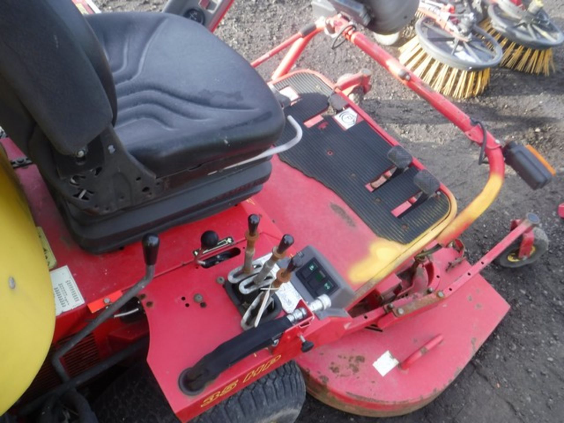 2005 GIANNI FERRARI TURB04 35hp mower. 2490hrs shown V5 in office. - Bild 5 aus 6