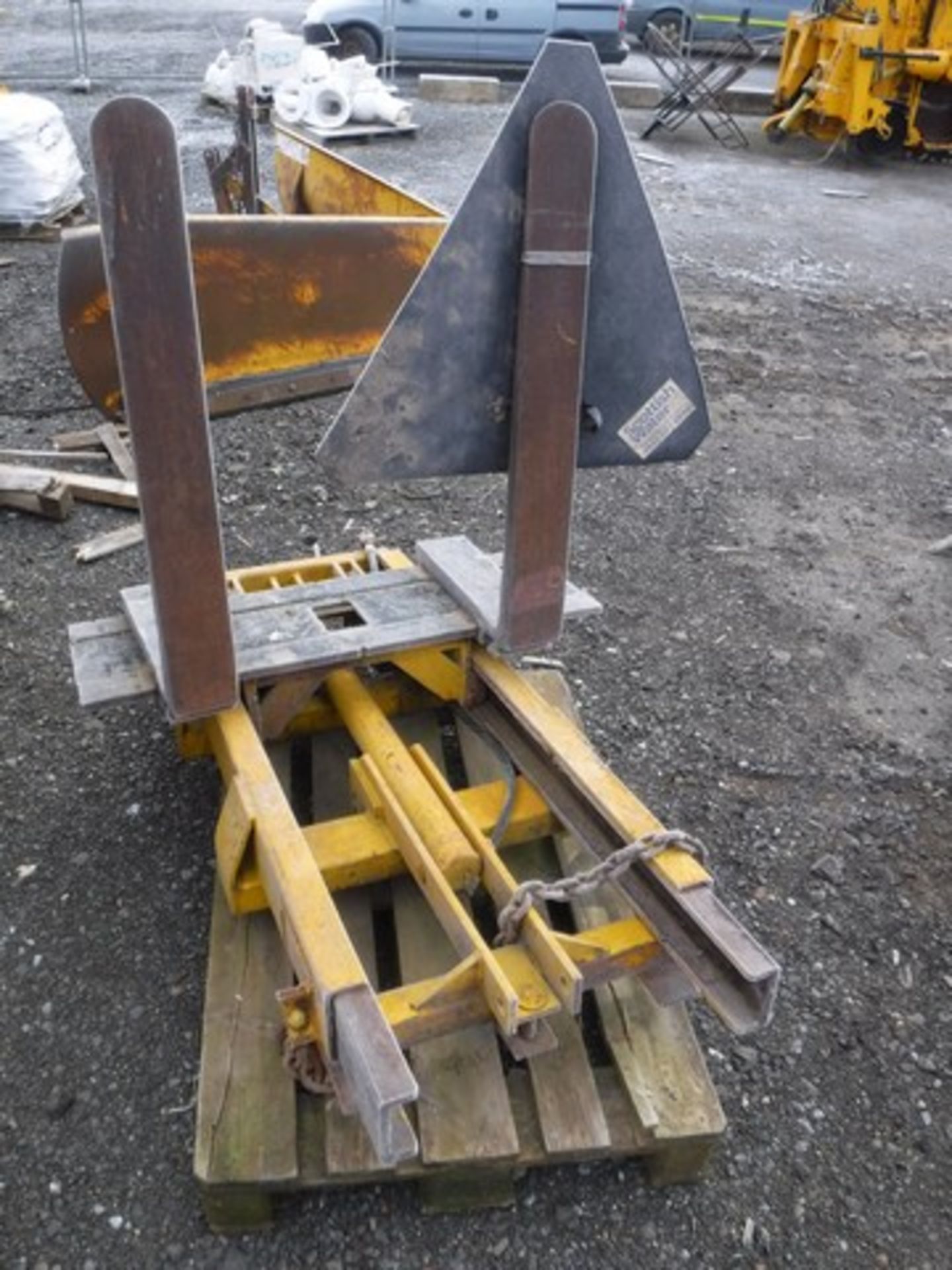 Small forklift mast c/w forks