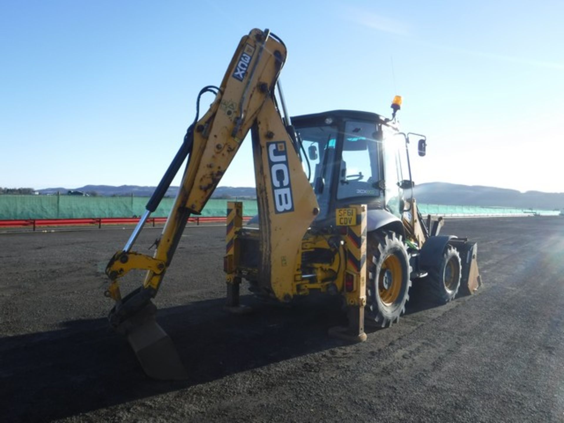 2012 JCB 3CX c/w bucket - Reg No SF61 CDV. 4052 hrs (not verified). - Image 4 of 11