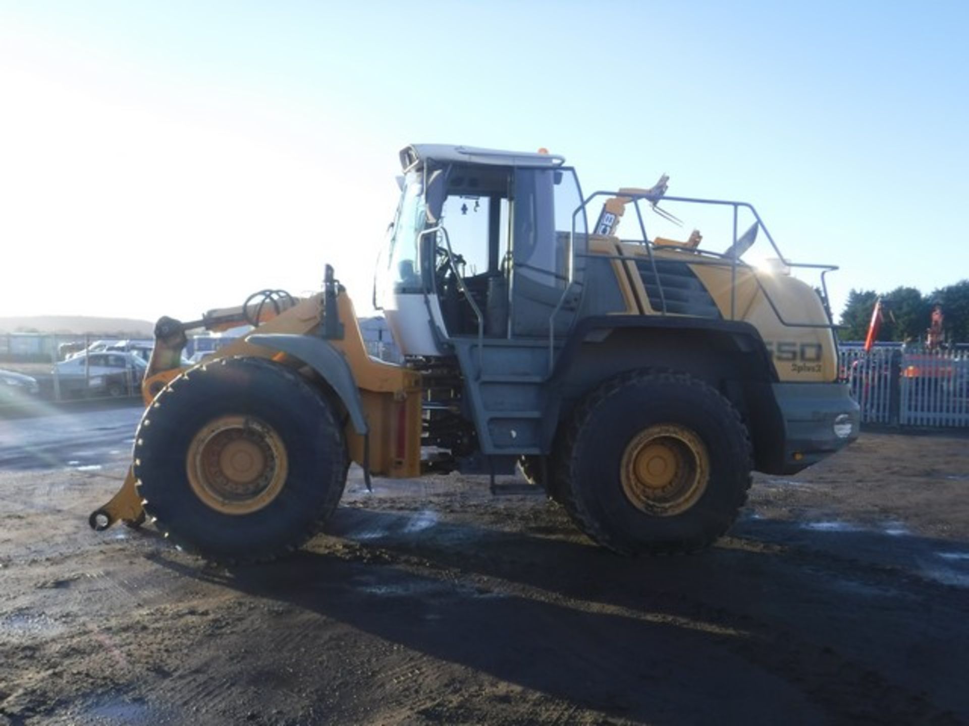 2007 LIEBHERR 550 2 PLUS 2 loading shovel. S/N VATZ0456KZB018354 11,469 hrs (not verified) sold with - Bild 6 aus 10