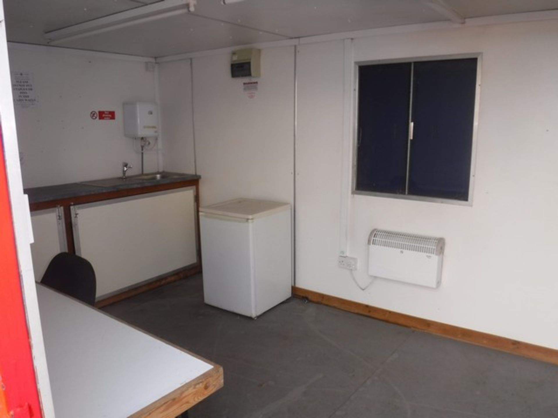 26' x 9' Vandal proof welfare container, kitchen/mess area/office/chem toilet/small store. - Image 3 of 6