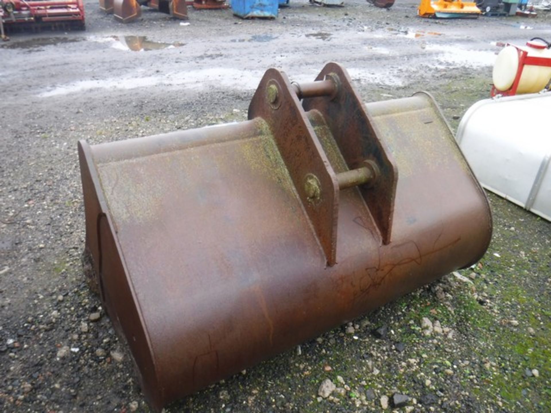 LEMAC 6ft bucket with approx 65mm pins - Image 2 of 2