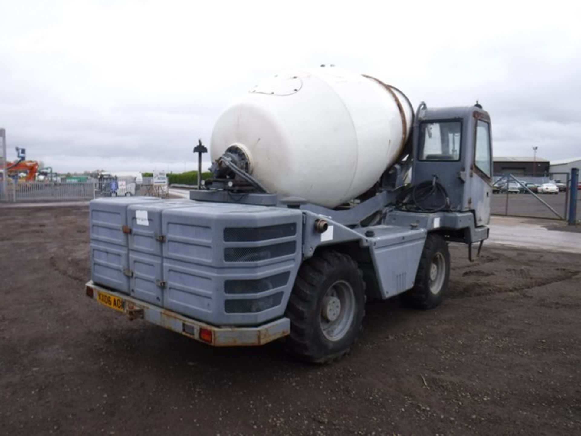 2003 HYDRO MIX 35G rough terrain concrete mixer (3.5 cu.m) 4 x 4 wheel driven with a free standing c - Bild 5 aus 18