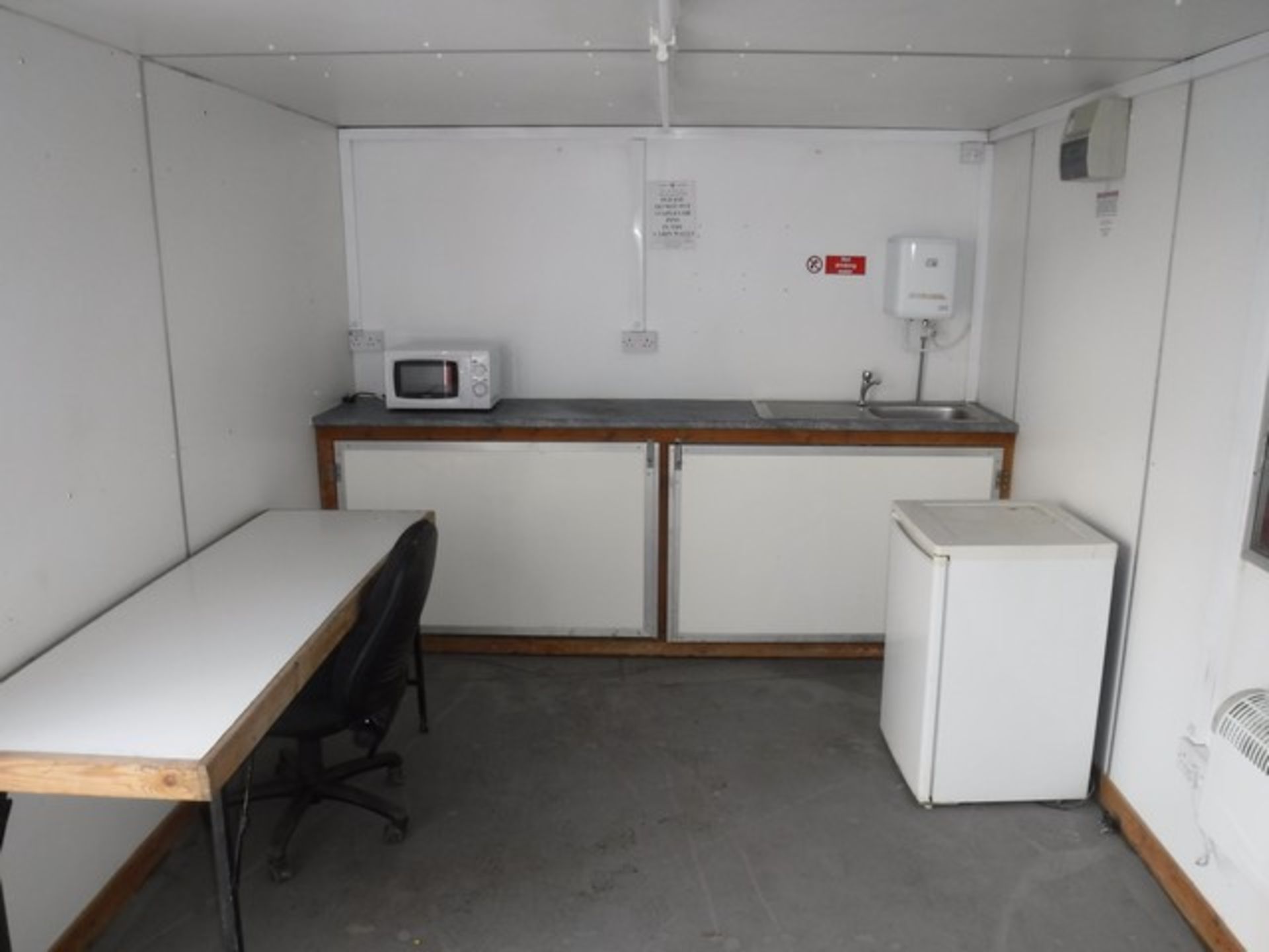 26' x 9' Vandal proof welfare container, kitchen/mess area/office/chem toilet/small store. - Bild 5 aus 6