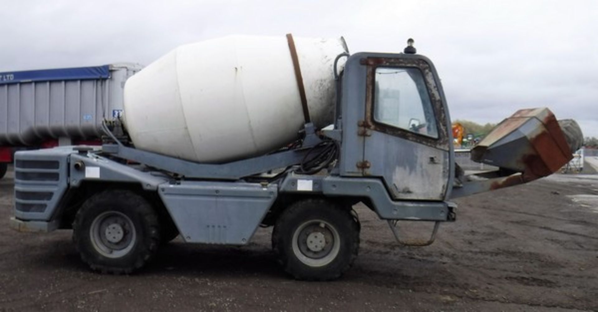 2003 HYDRO MIX 35G rough terrain concrete mixer (3.5 cu.m) 4 x 4 wheel driven with a free standing c - Image 4 of 18