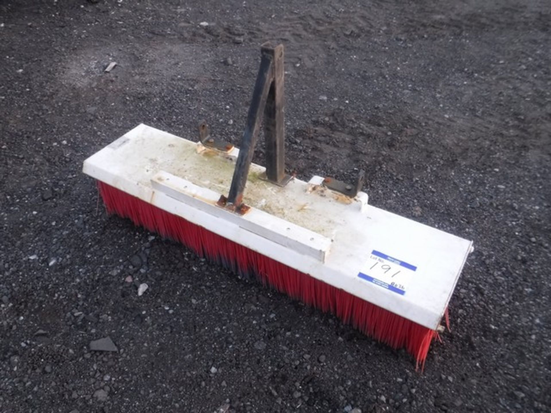 BROADWOOD INTERNATIONAL 5ft yard brush with 3 point linkage.