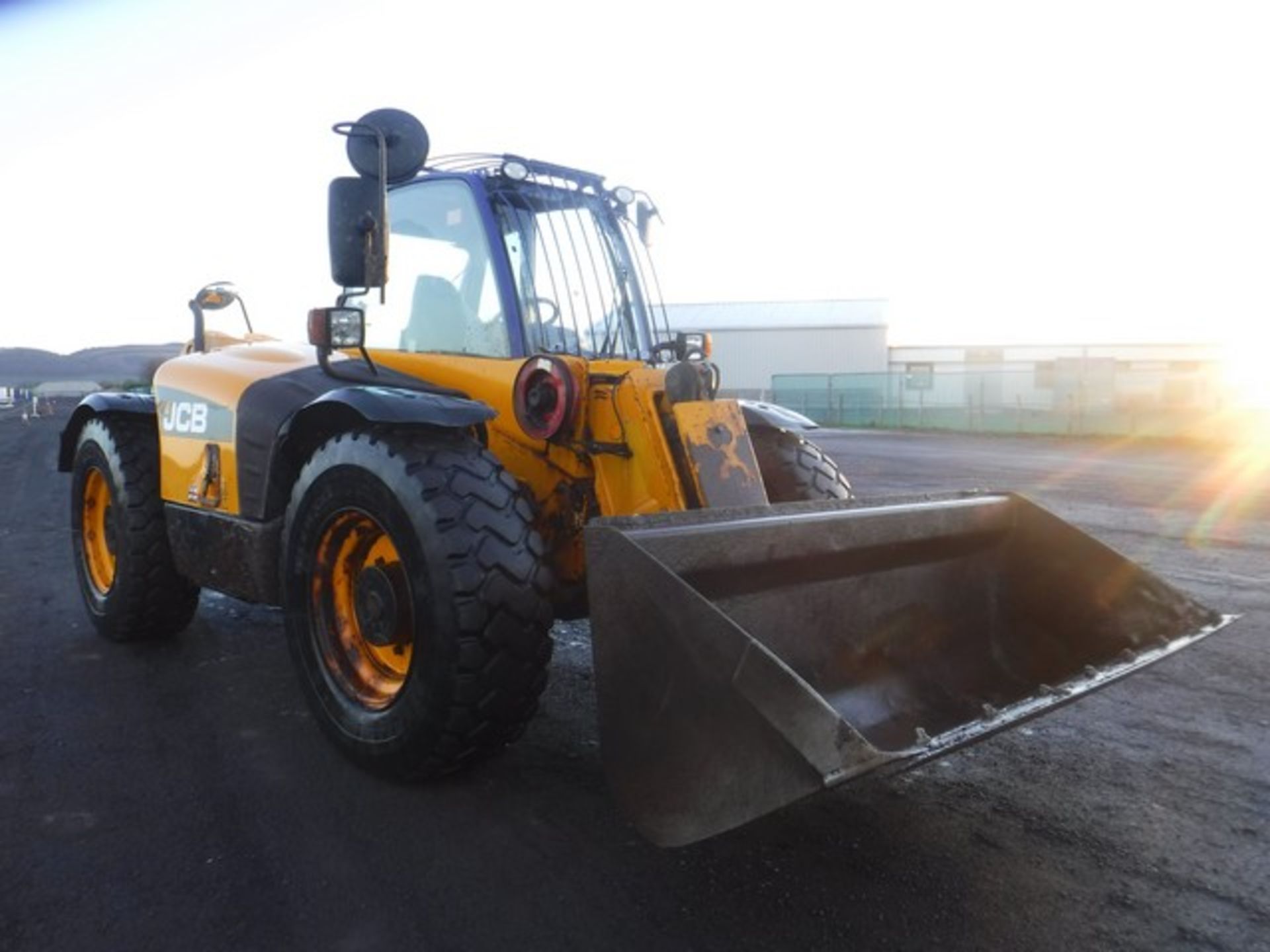 JCB 531-70 c/w front bucket. 7676 hrs (not verified) REG - SP60CXW - Bild 6 aus 9