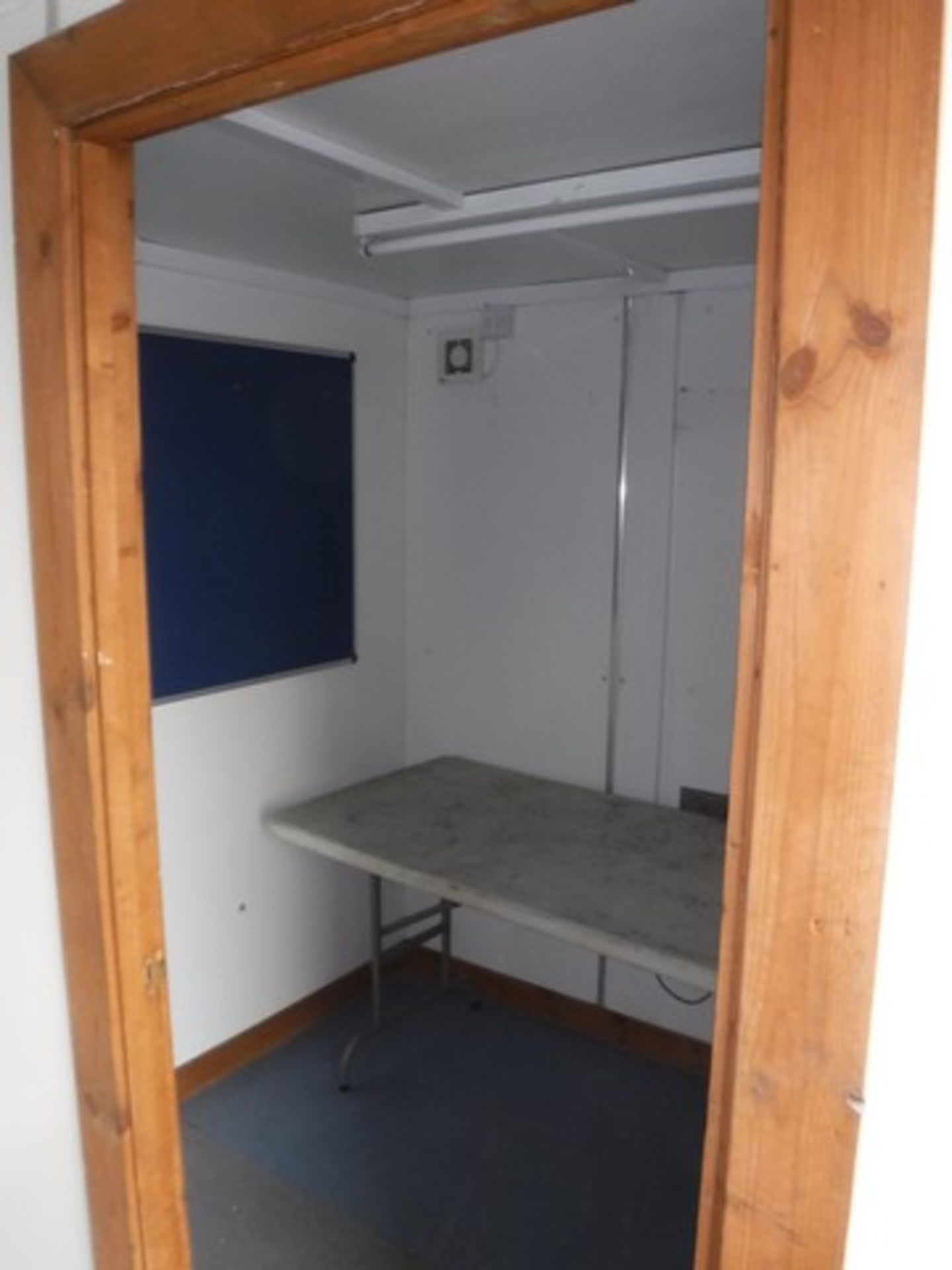 26' x 9' Vandal proof welfare container, kitchen/mess area/office/chem toilet/small store. - Image 4 of 6