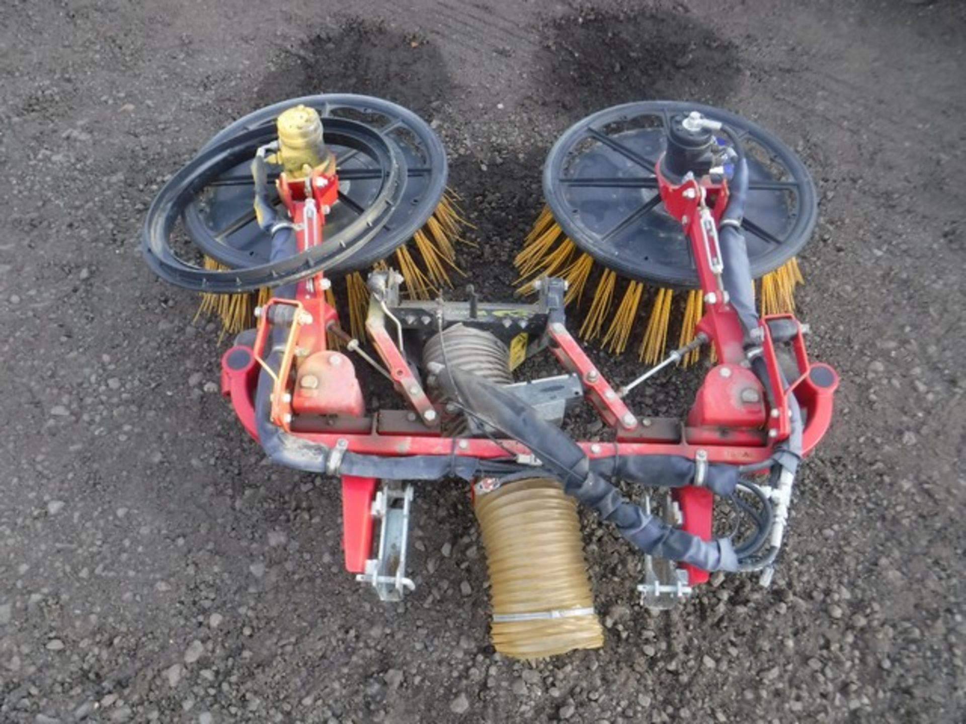 2015 LINAK sweeper attachment for Ferrari mower - Bild 2 aus 3