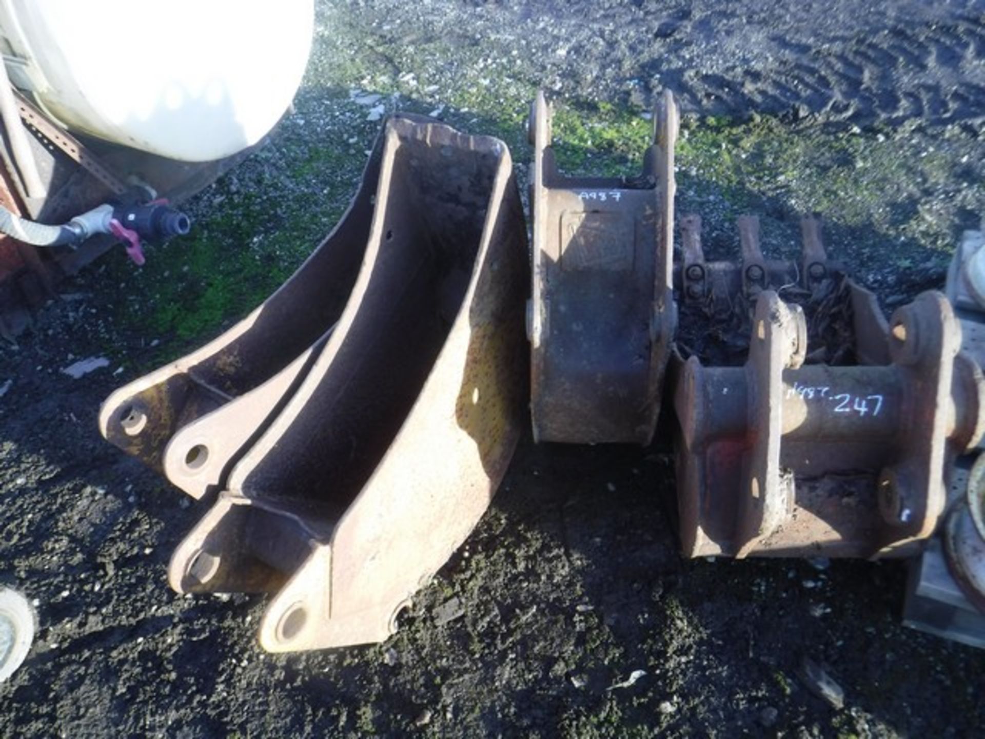 Various digging buckets for JCB