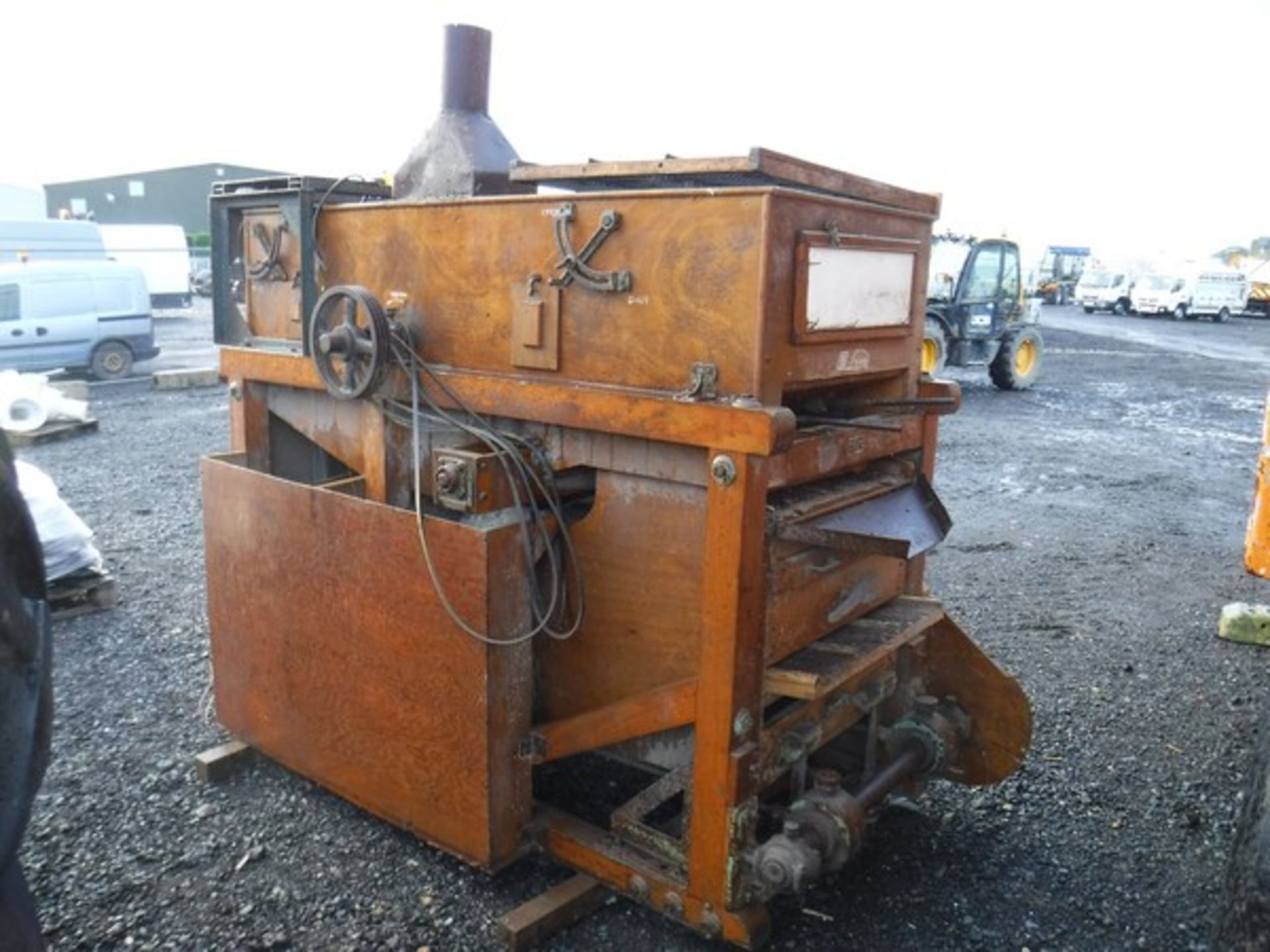 Old agricultural grain dresser, manufacturer A Milne & Son, Aberdeen S/N2058. Requires electric moto - Image 2 of 5