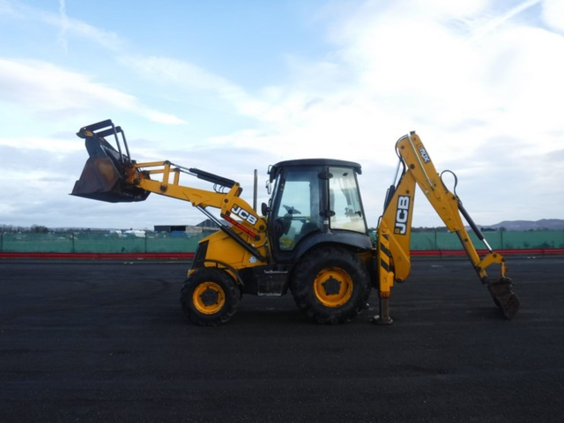 2011 JCB 3CX c/w bucket - Reg No SF61 CFN. 2934 hrs (not verified).