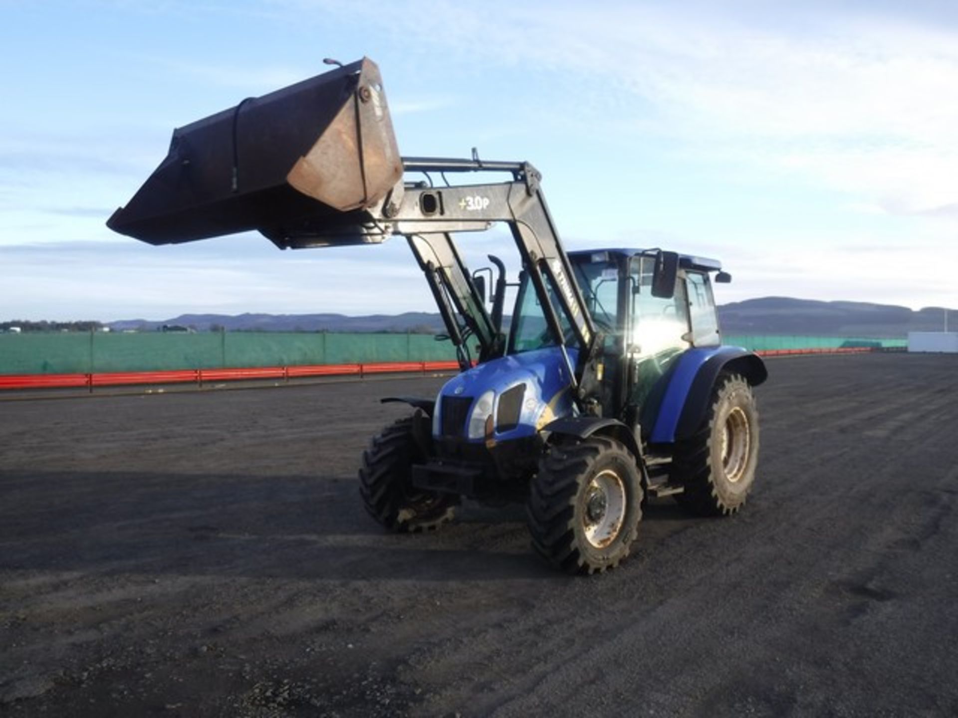 2007 NEW HOLLAND TL90A tractor and Trima 3.op loader. 8116 hrs (not verified)