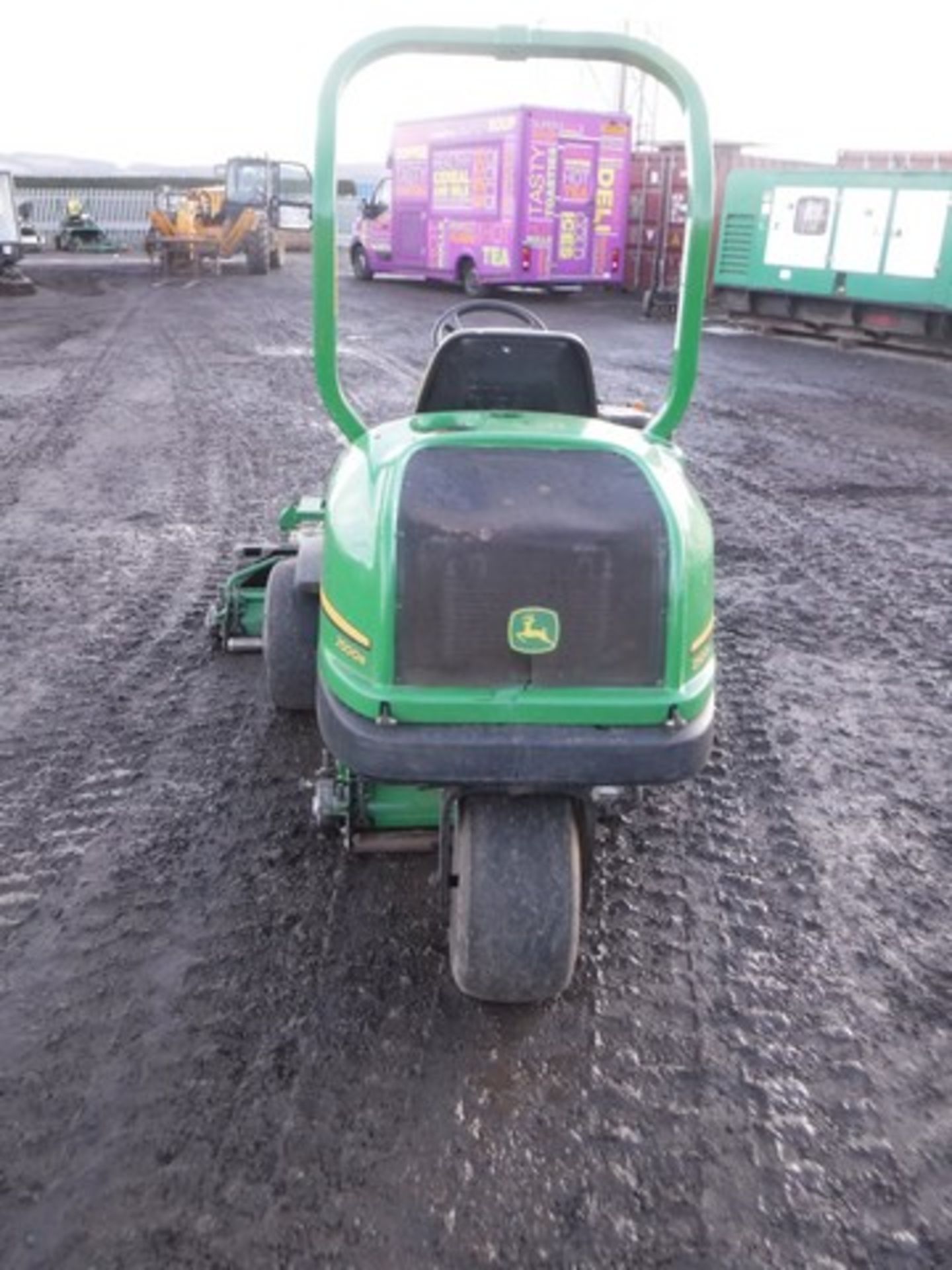 JOHN DEERE 2500B ride on triple mower - Image 4 of 7