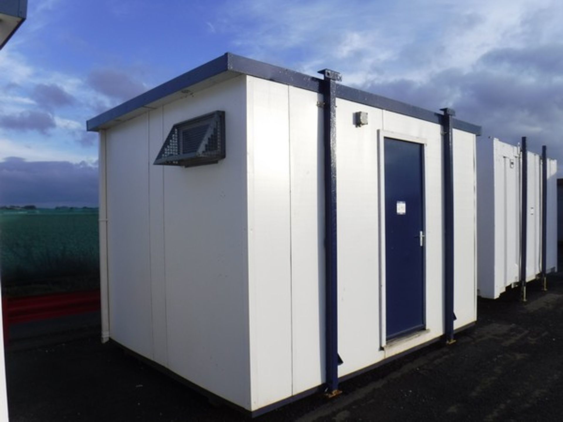 12' x 10' JACKLEG male & female toilet block - Image 2 of 8