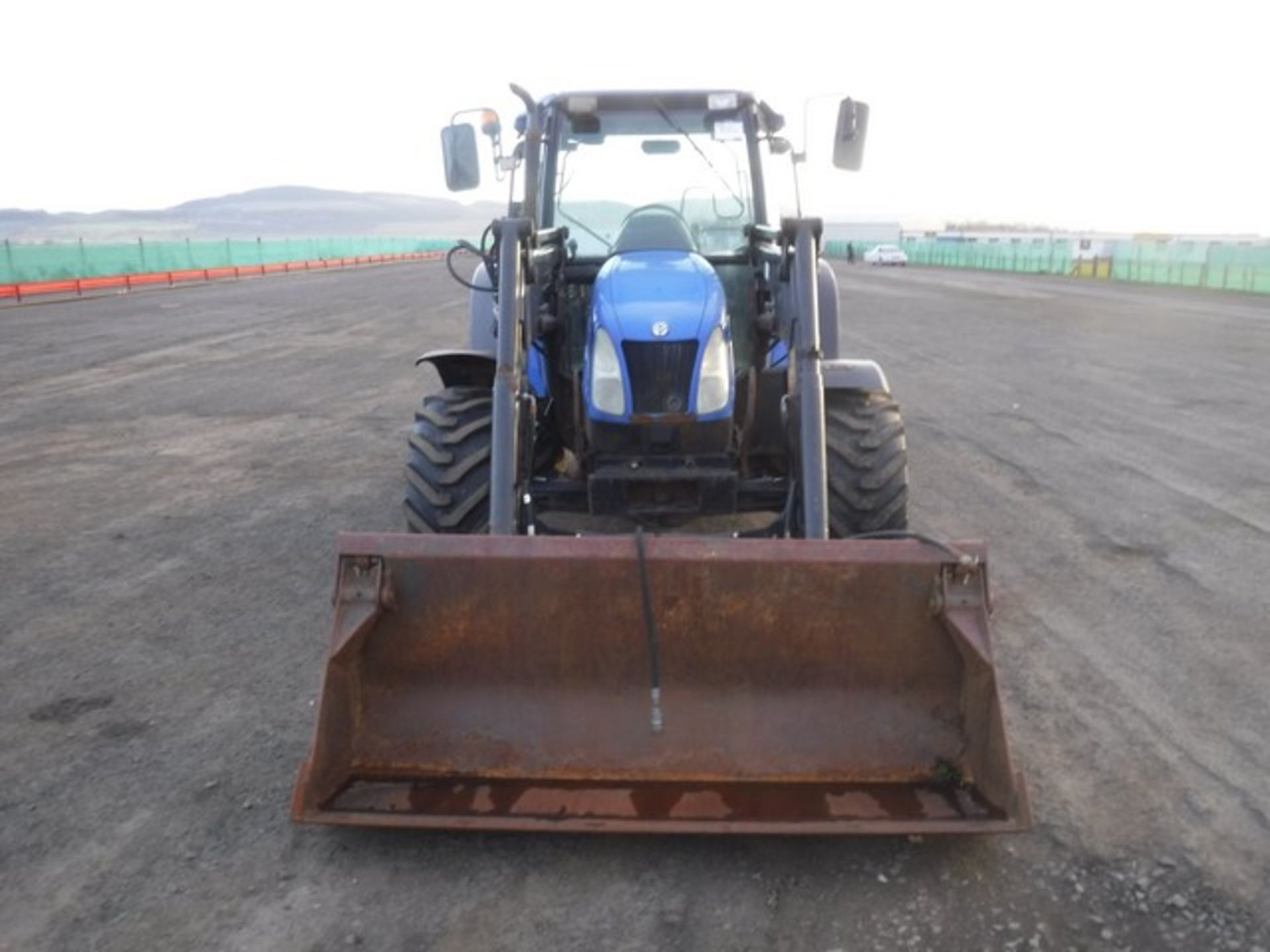 2007 NEW HOLLAND TL90A tractor and Trima 3.op loader. 8116 hrs (not verified) - Image 2 of 9