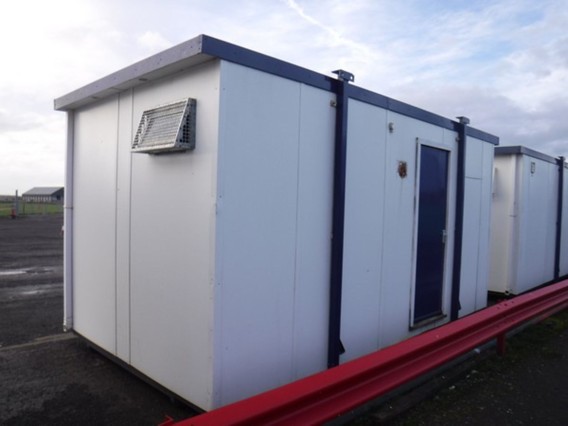 16' x 9' JACKLEG male & female toilet cabin. Keys in office. - Bild 2 aus 8