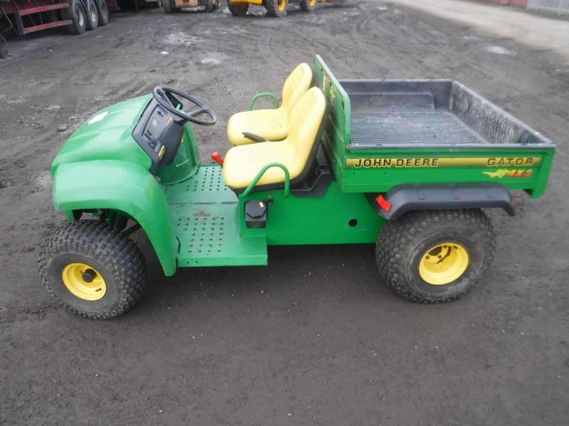 John Deere 4 x2 Petrol Gator, Bedliner, Tipper Kit. Perfect working order. (Approx 2,000 year) Very