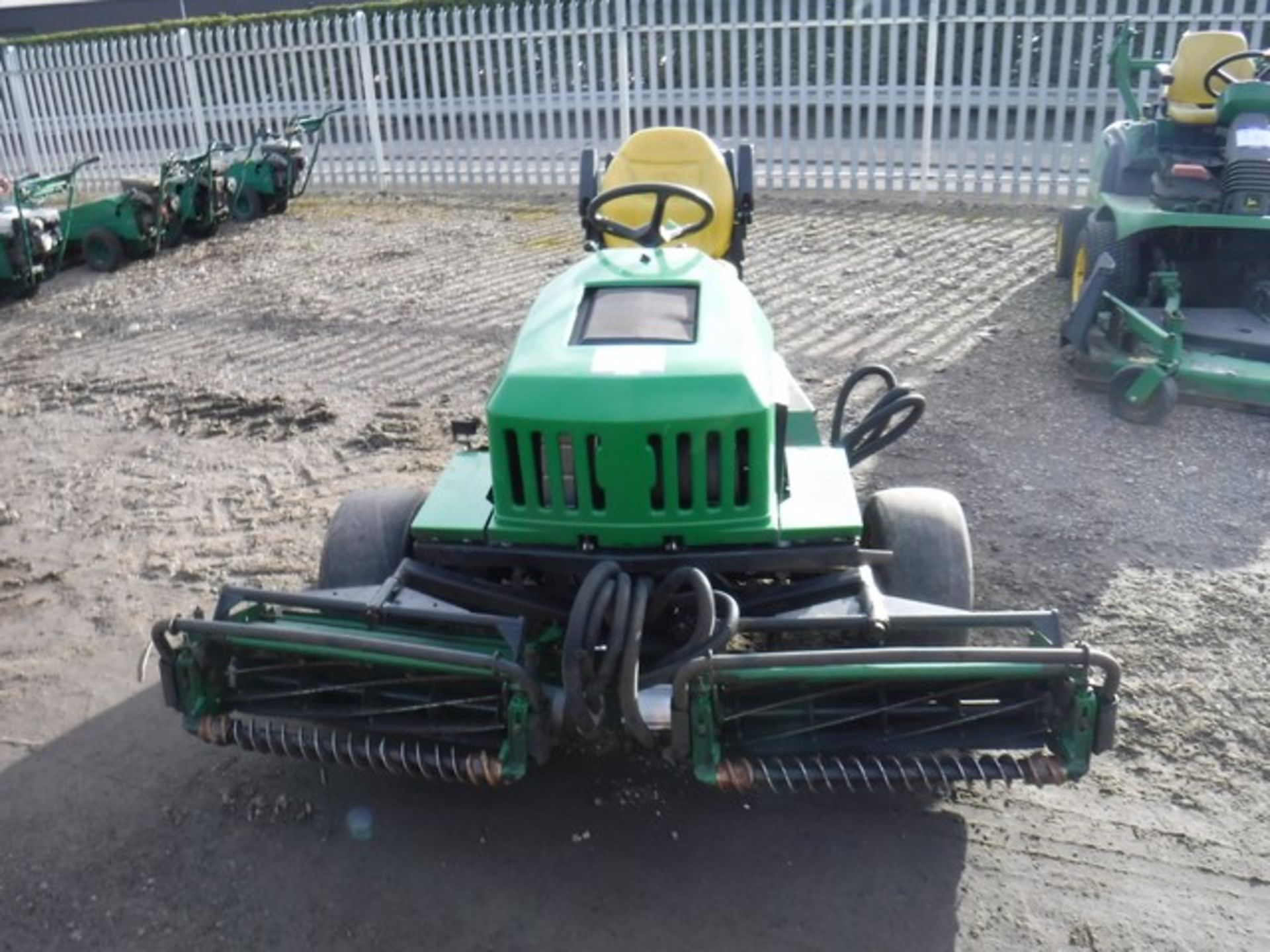 JOHN DEERE PRO 3 reel utility mower. ID NO TC2653D090280 2057 HRS. Steering fault - Image 2 of 5