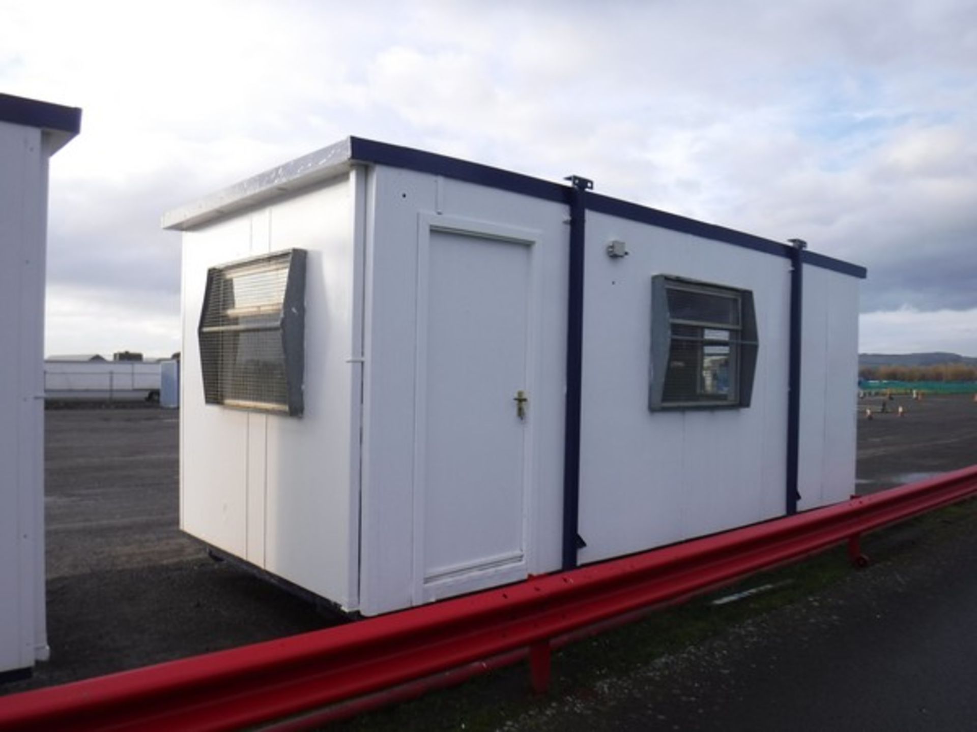 20' x 9' JACKLEG office/ kitchen cabin. Keys in office. - Bild 2 aus 7